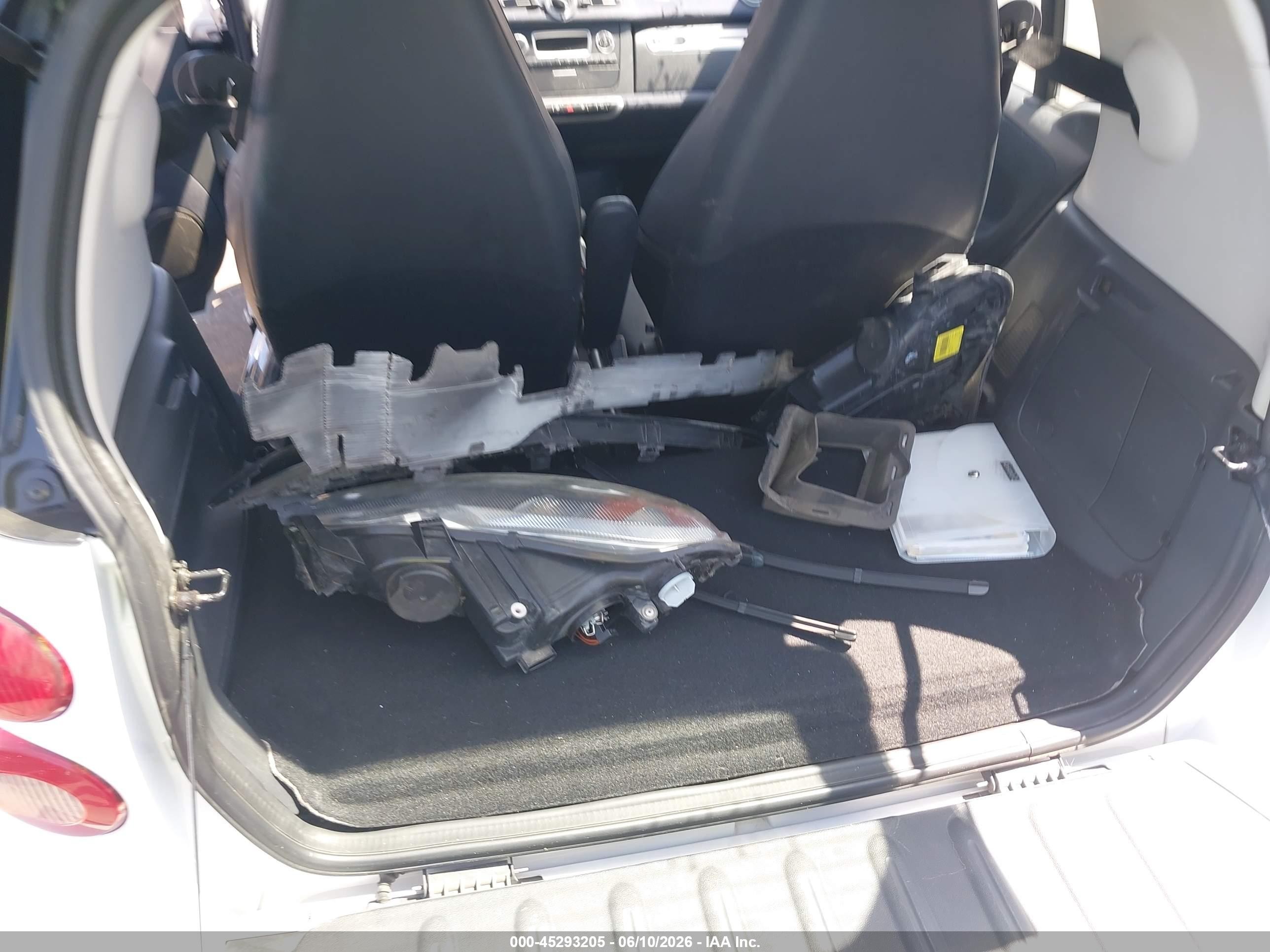 2015 Smart Fortwo Pure Белый vin: WMEEJ3BA1FK801710