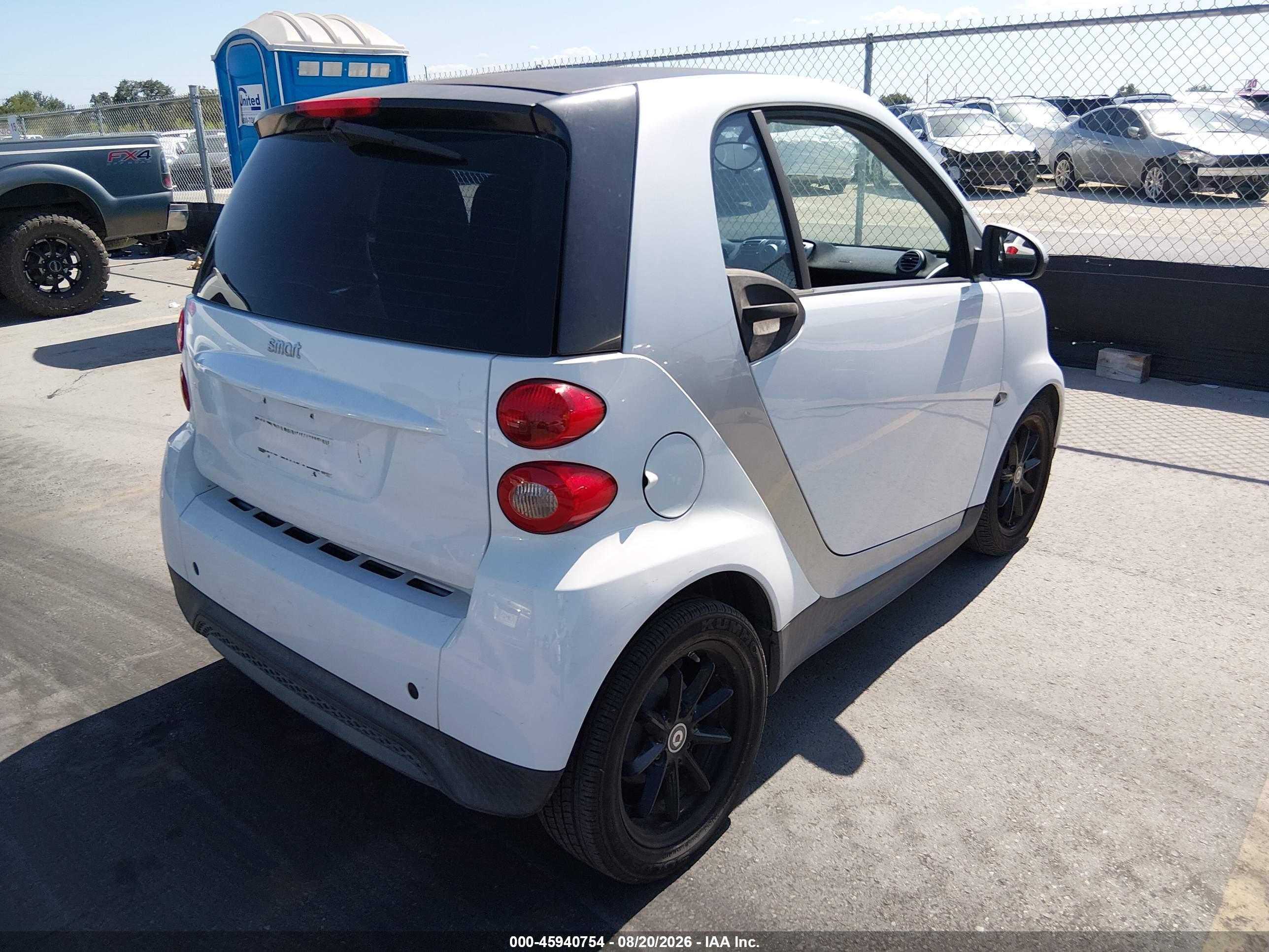 2014 Smart Fortwo Pure Белый vin: WMEEJ3BA2EK748448