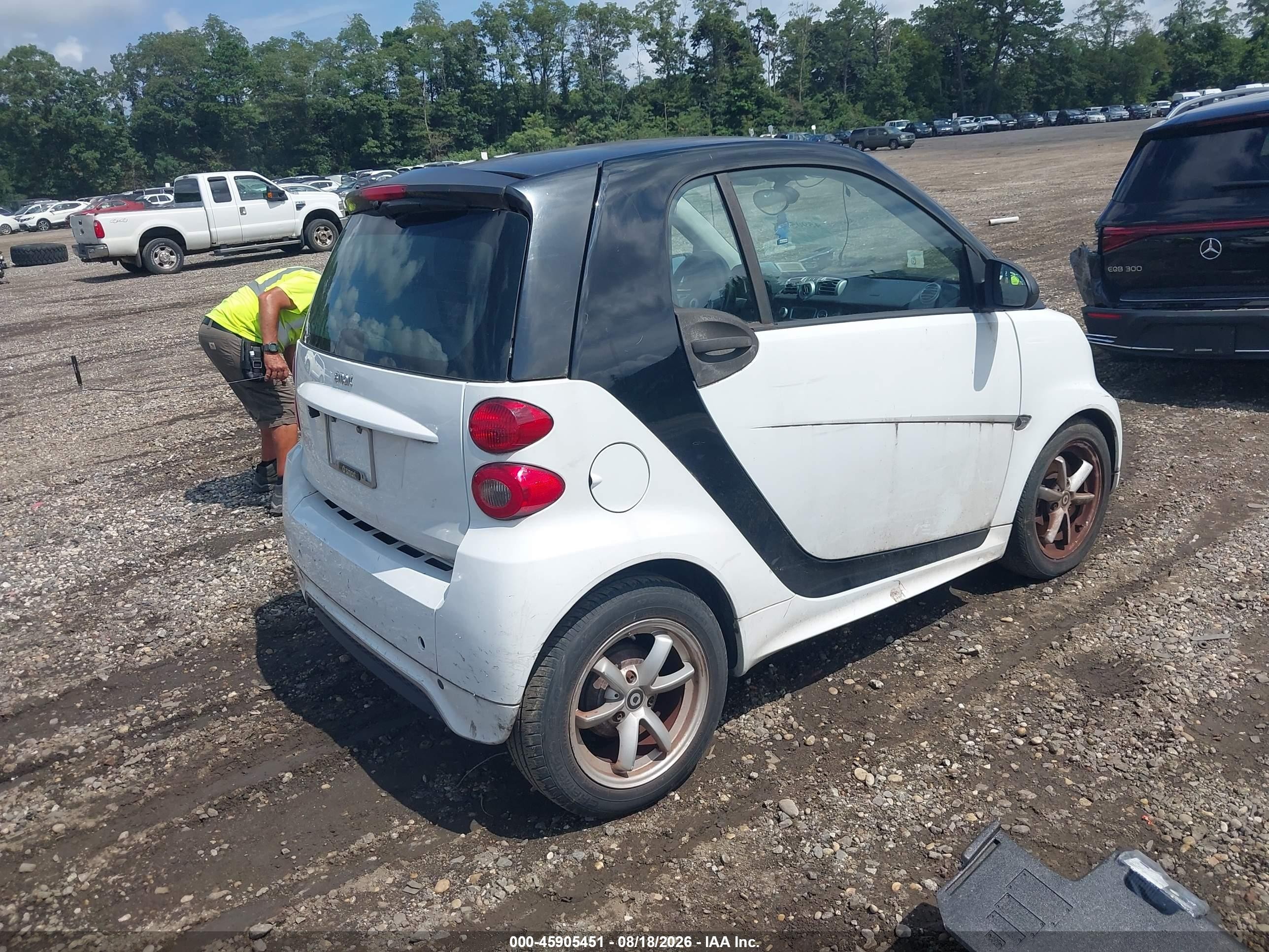 2015 Smart Fortwo Passion White vin: WMEEJ3BA6FK804263