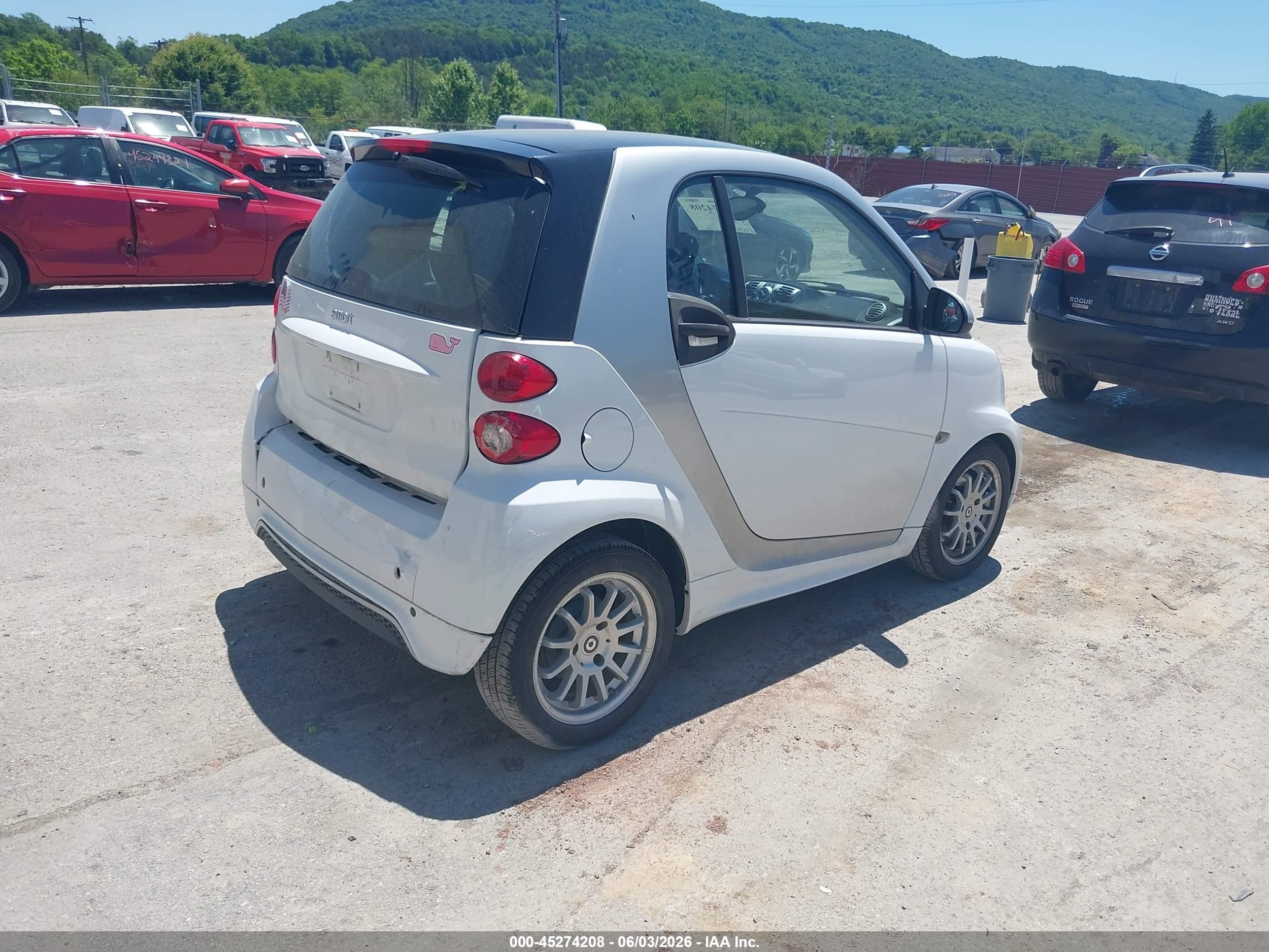 2013 Smart Fortwo Passion White vin: WMEEJ3BA7DK586394