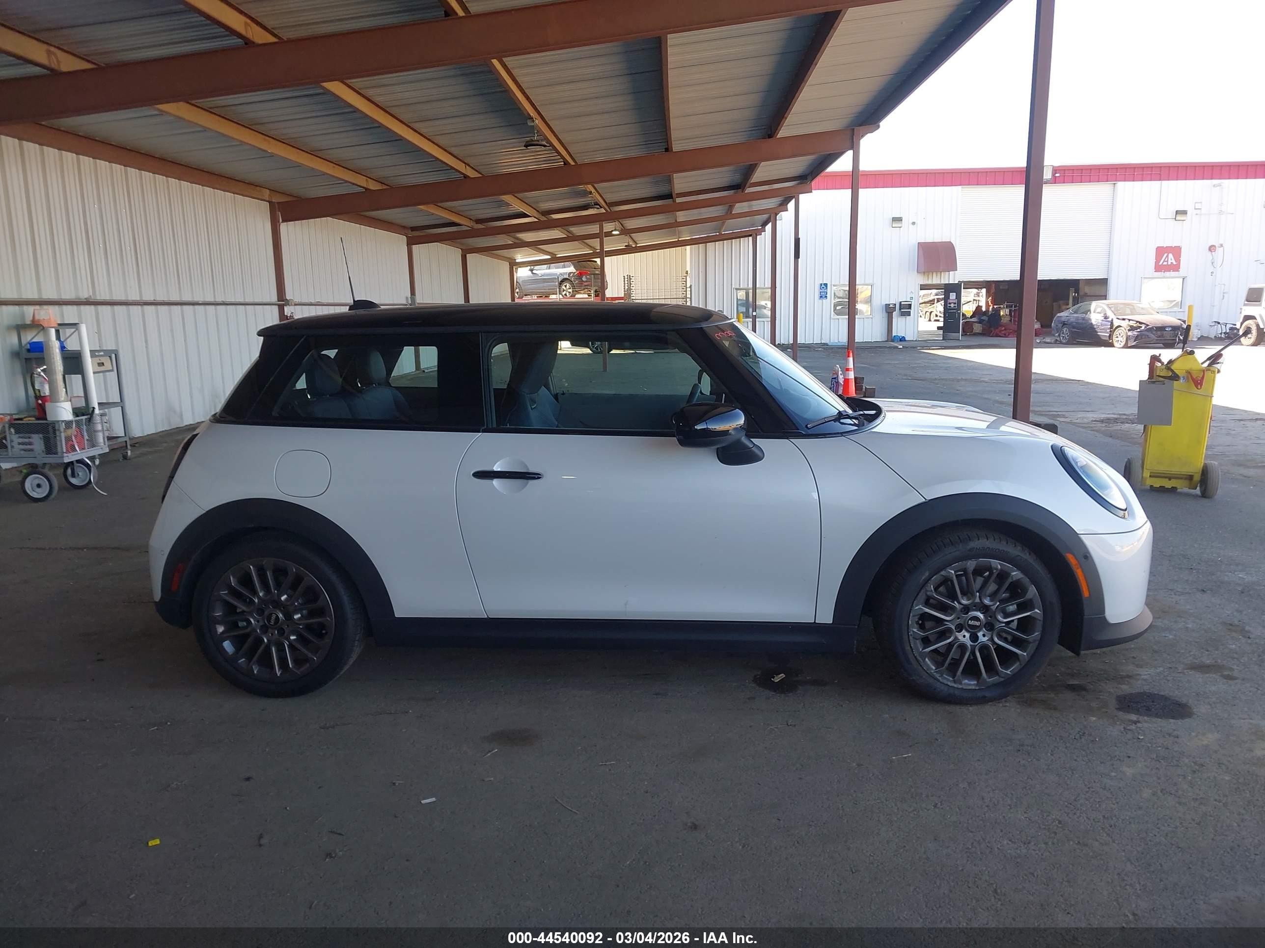 2025 Mini Hardtop Cooper White vin: WMW13GD08S2W46227