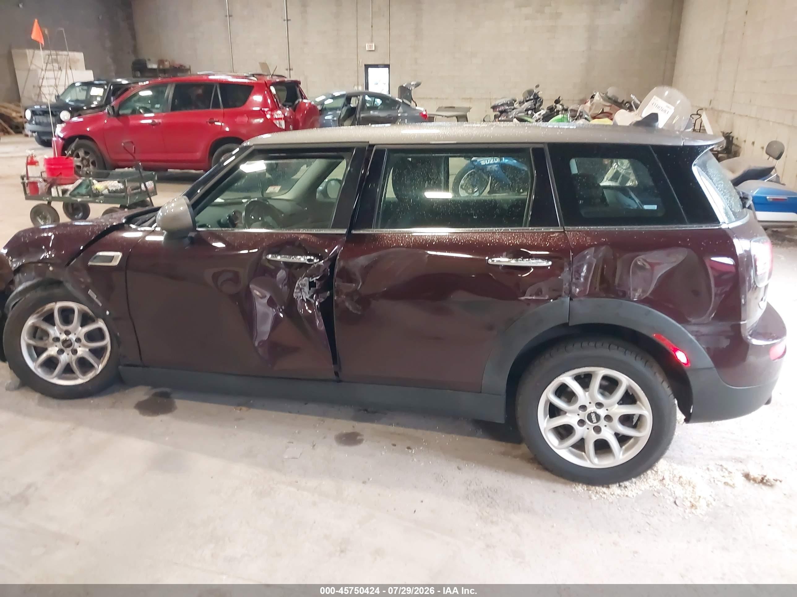 2016 Mini Clubman Cooper Maroon vin: WMWLN5C57G2E29590