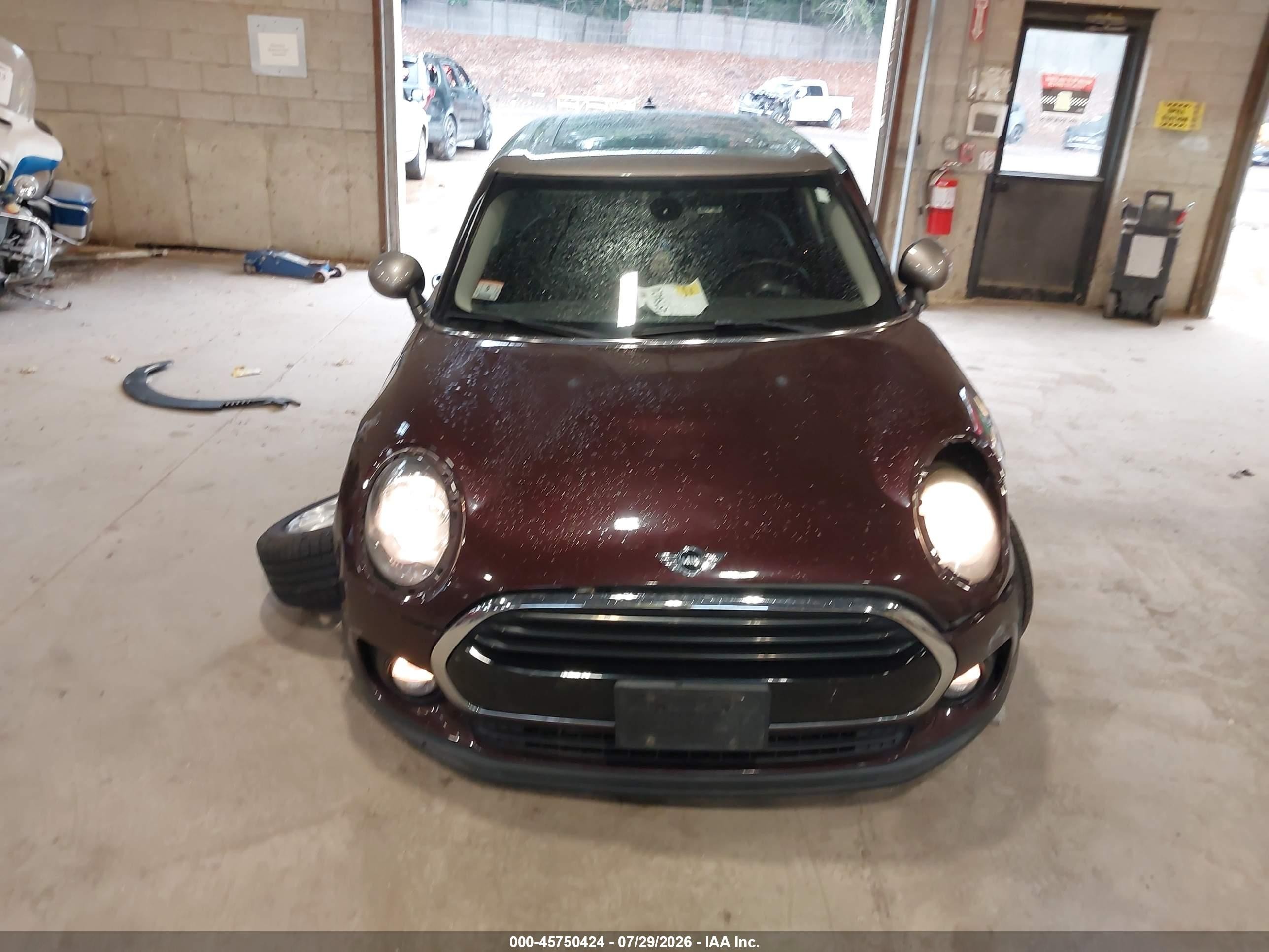 2016 Mini Clubman Cooper Maroon vin: WMWLN5C57G2E29590