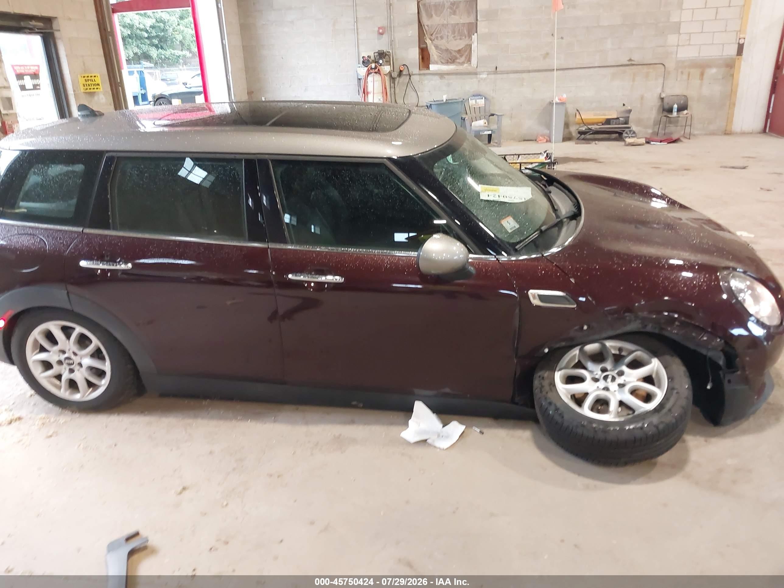 2016 Mini Clubman Cooper Maroon vin: WMWLN5C57G2E29590