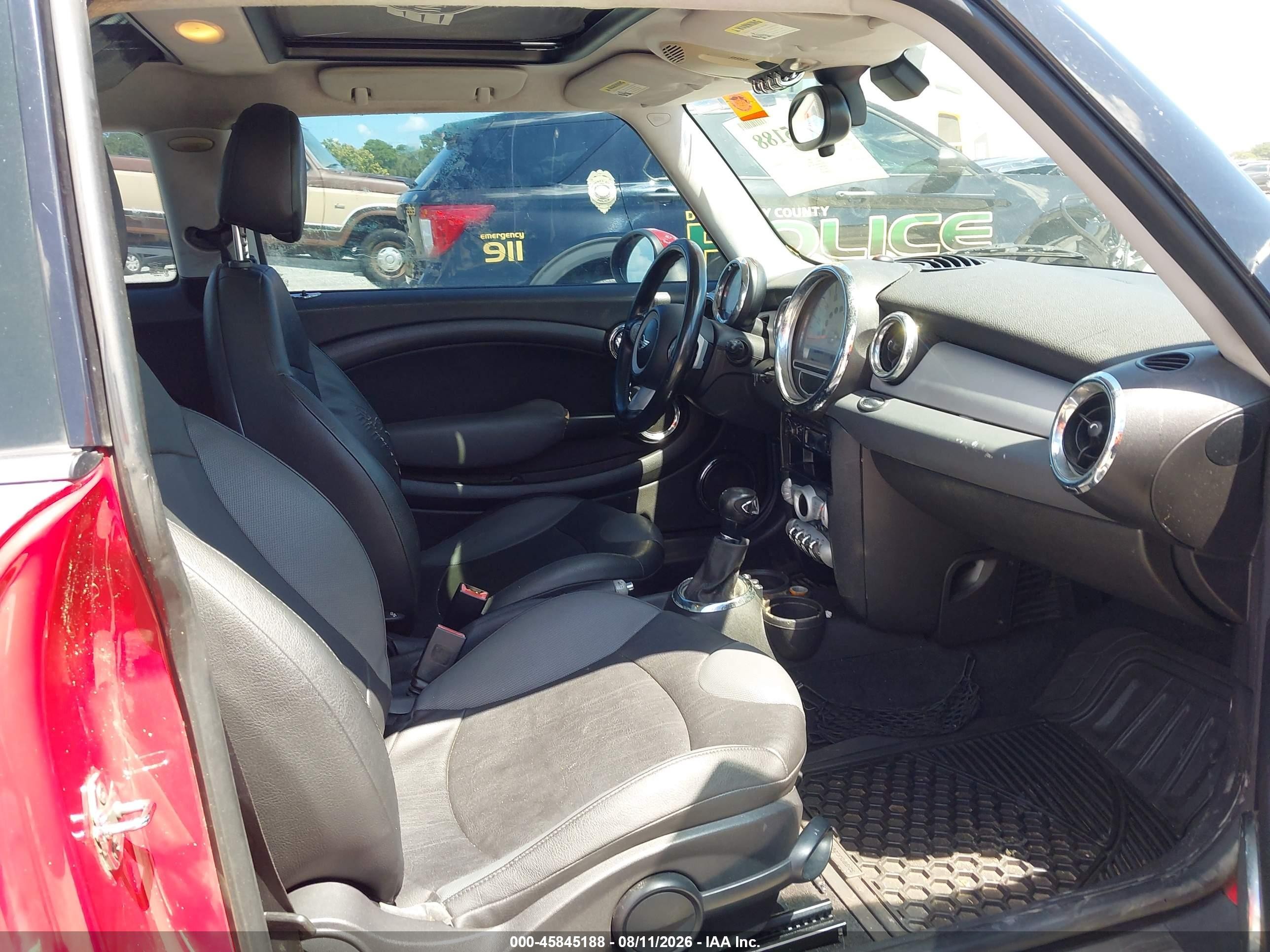 2009 Mini Cooper   Red vin: WMWMF33509TT69698