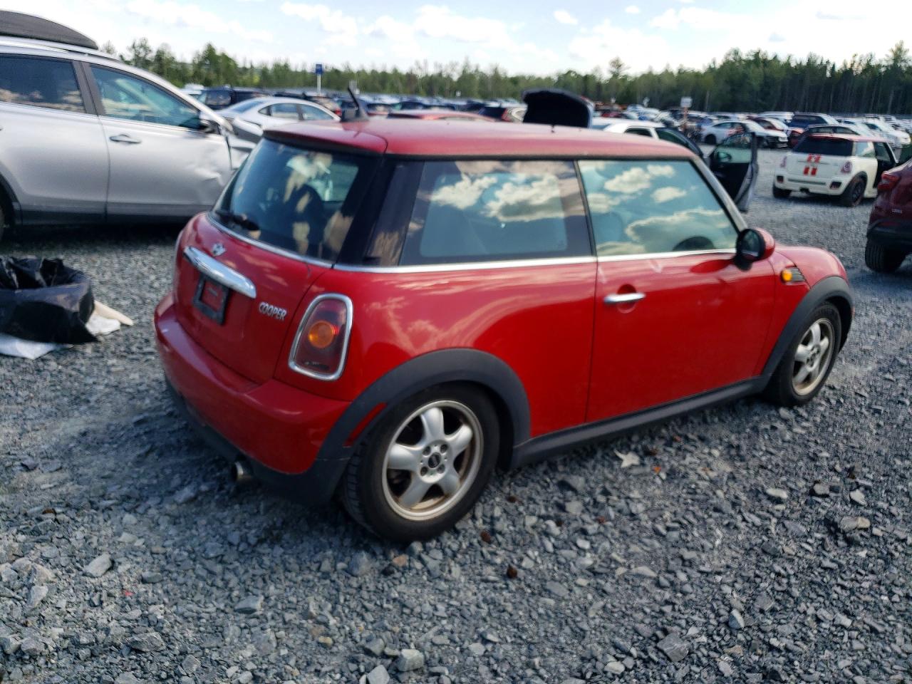 2009 Mini Cooper Base Red vin: WMWMF33519TU69941