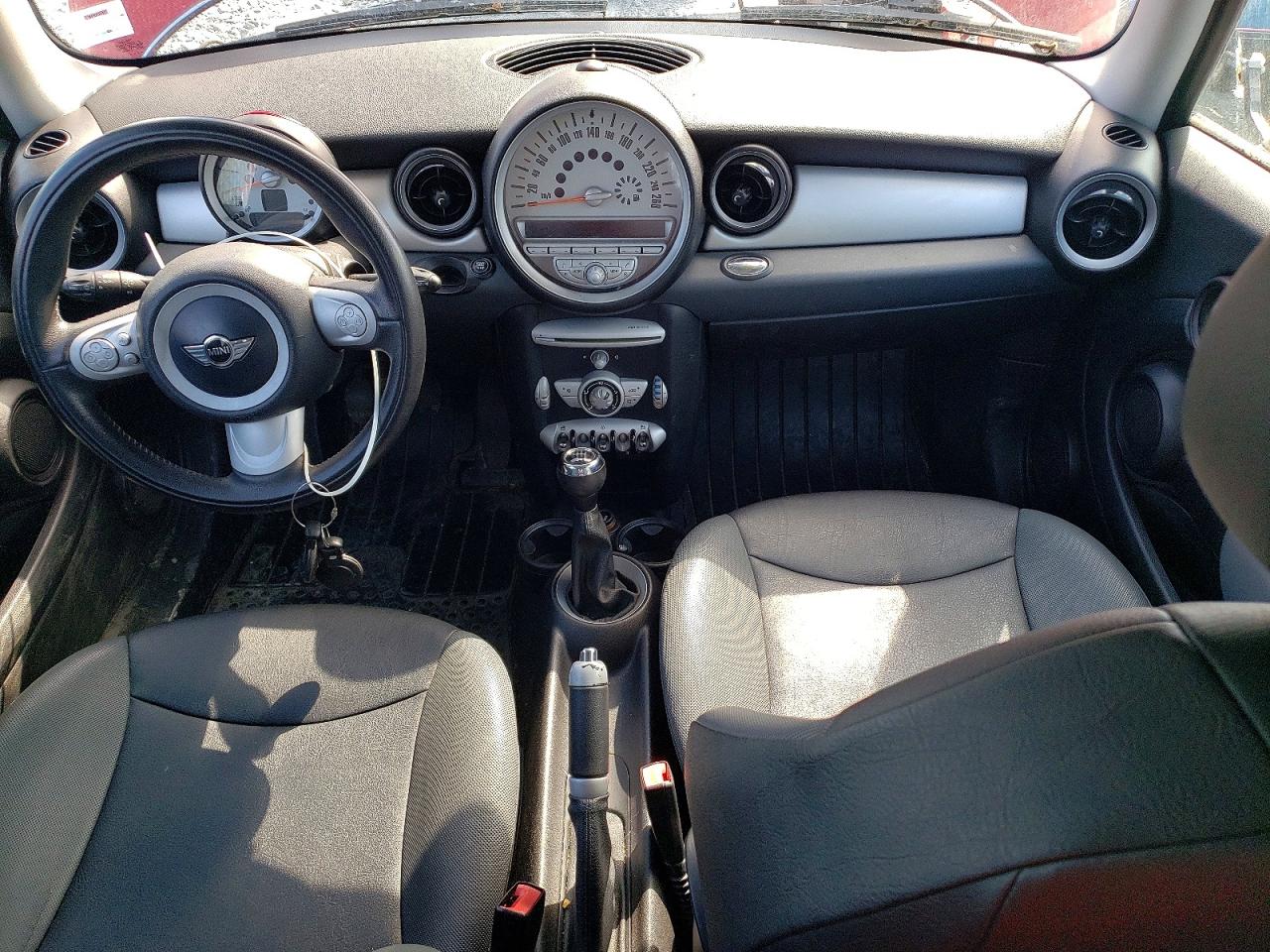 2009 Mini Cooper Base Red vin: WMWMF33519TU69941