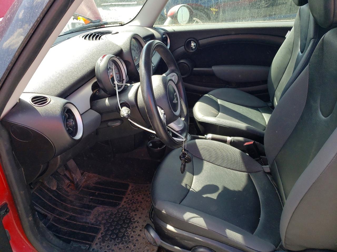 2009 Mini Cooper Base Red vin: WMWMF33519TU69941