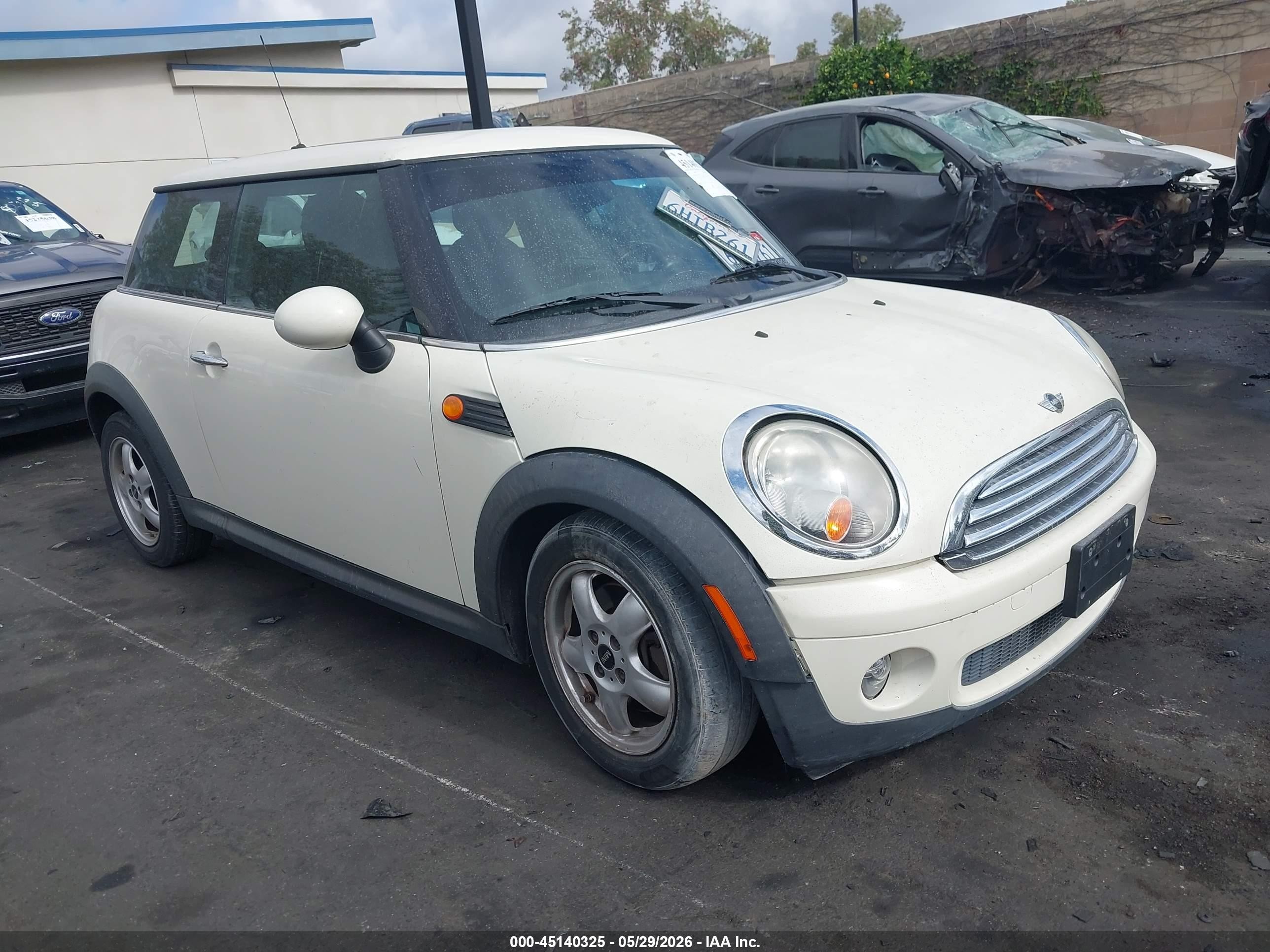 2009 Mini Cooper White vin: WMWMF33519TW75891