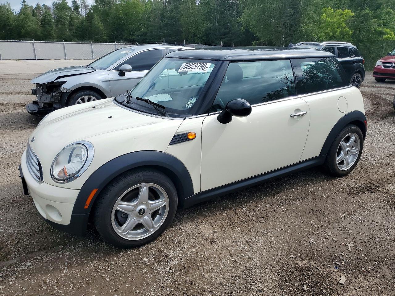 2009 Mini Cooper White vin: WMWMF33529TT69735