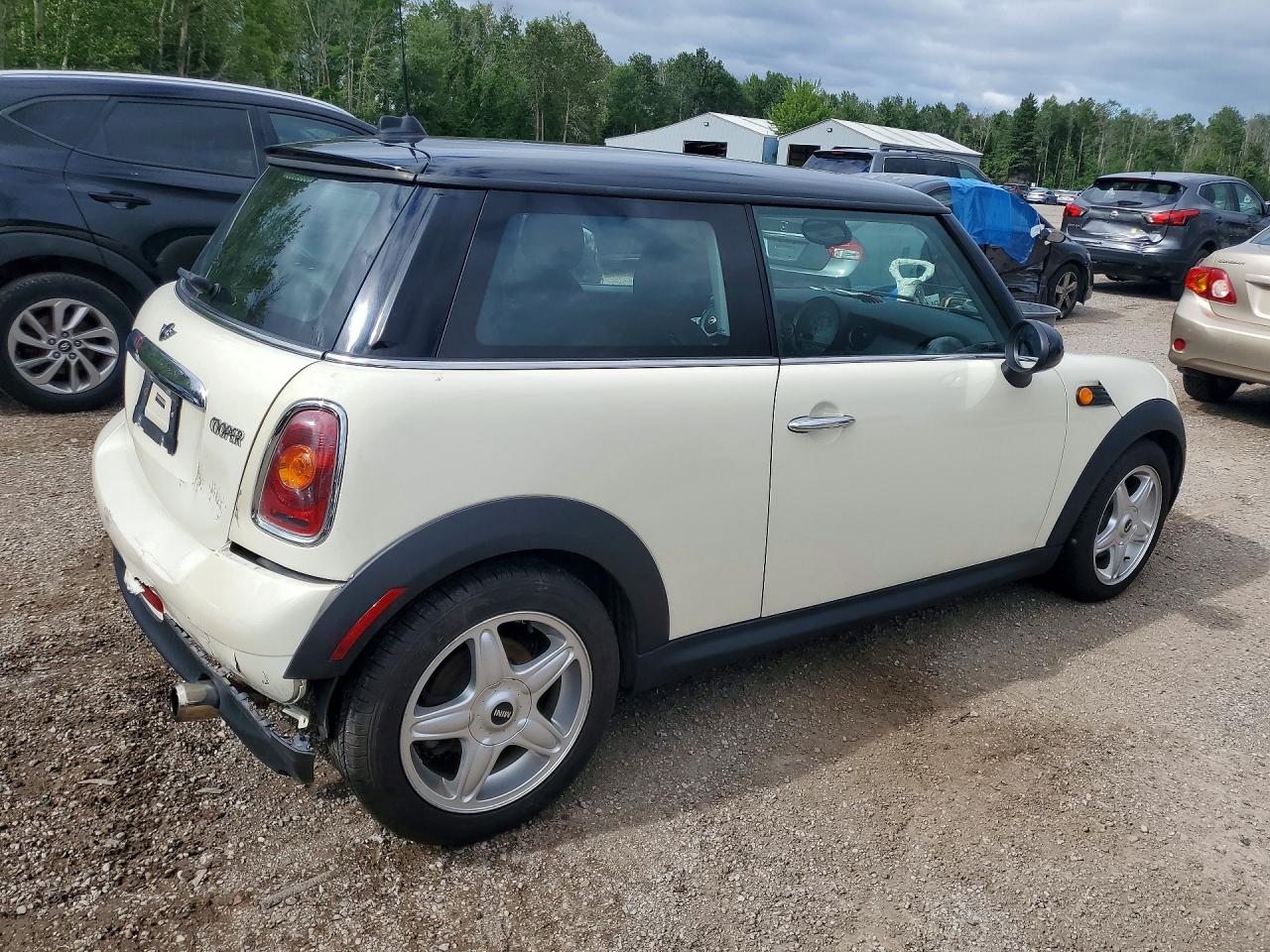 2009 Mini Cooper White vin: WMWMF33529TT69735