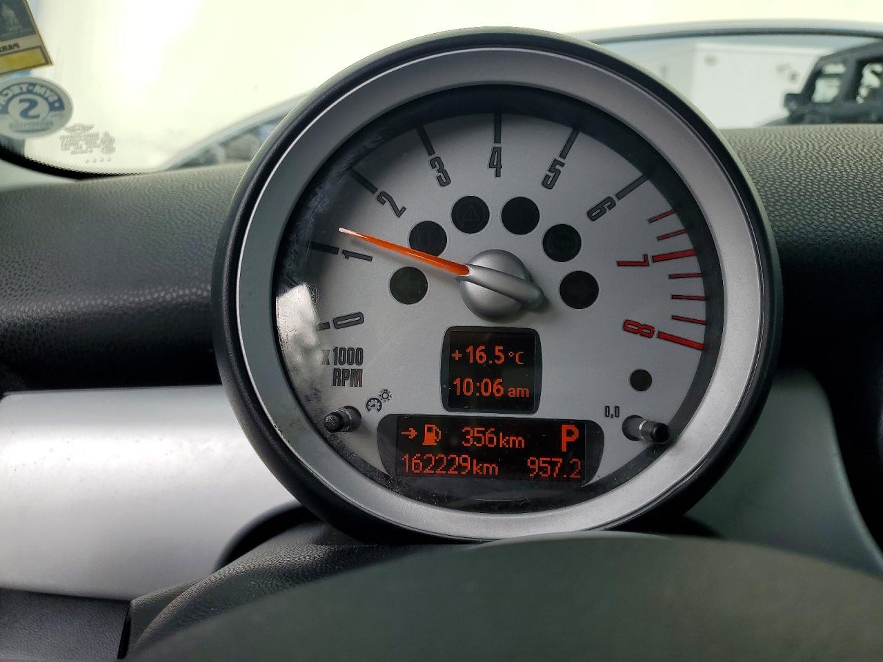 2009 Mini Cooper White vin: WMWMF33529TT69735