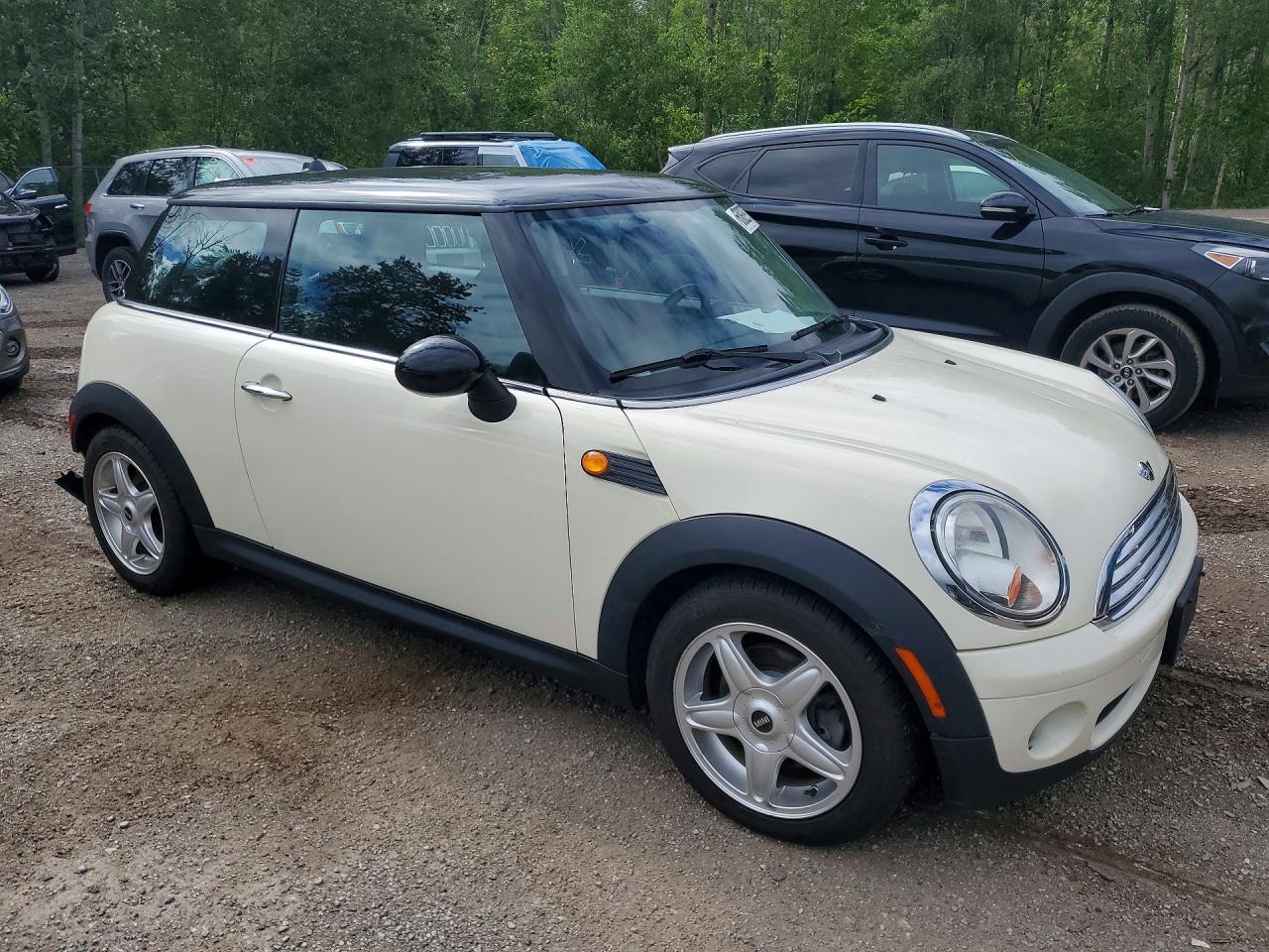2009 Mini Cooper White vin: WMWMF33529TT69735