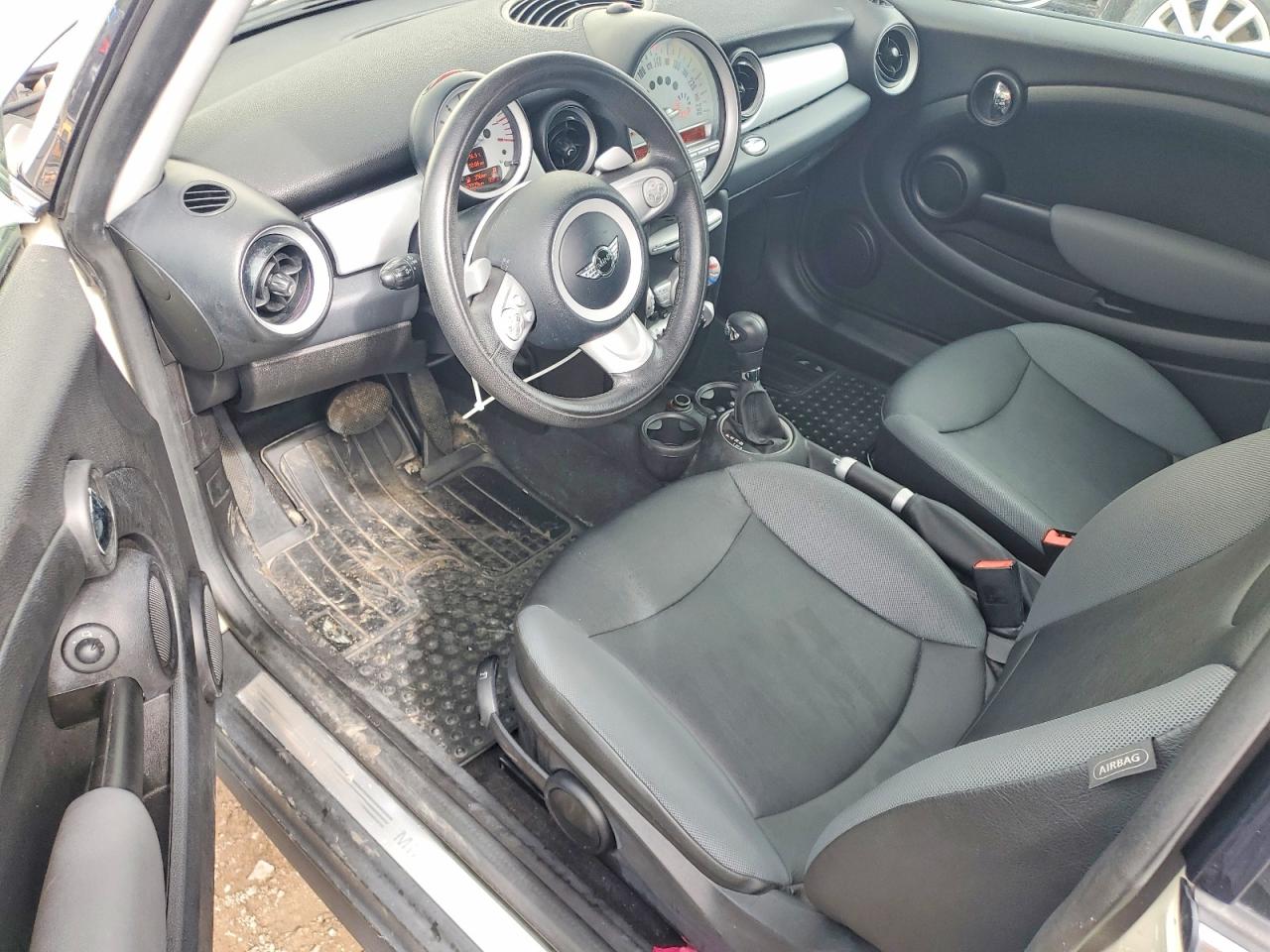 2009 Mini Cooper White vin: WMWMF33529TT69735