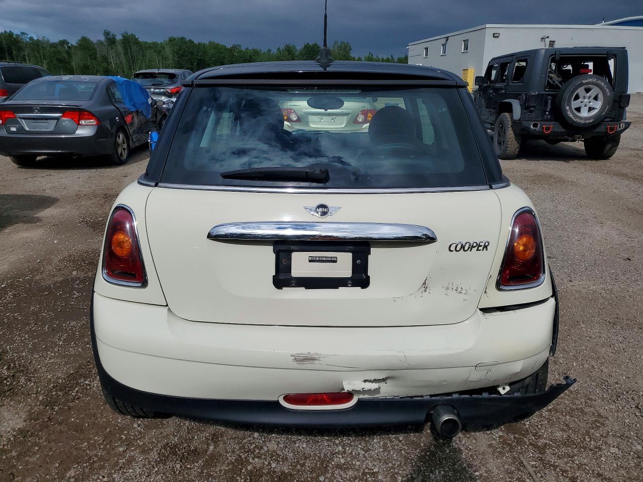 2009 Mini Cooper White vin: WMWMF33529TT69735