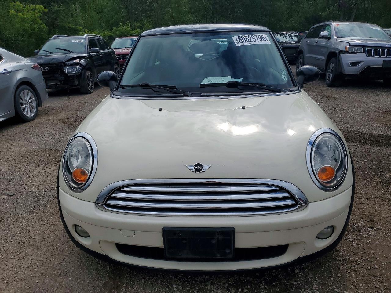 2009 Mini Cooper White vin: WMWMF33529TT69735