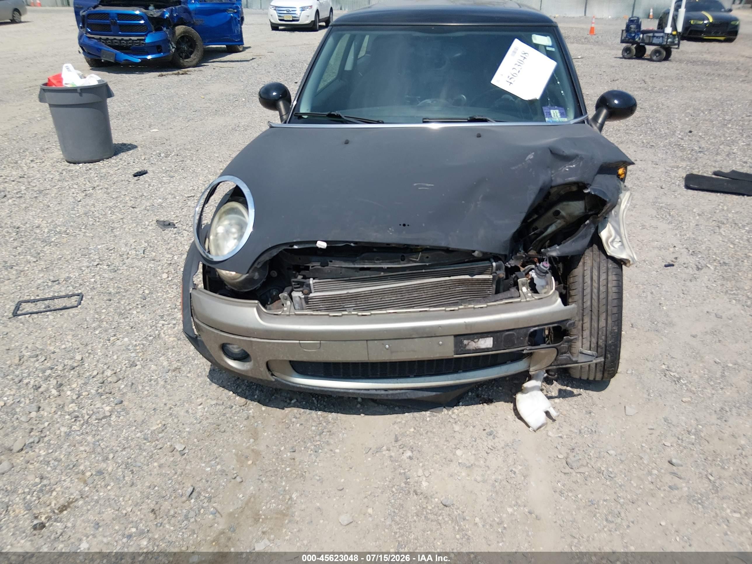 2009 Mini Cooper   Gold vin: WMWMF33529TU71388