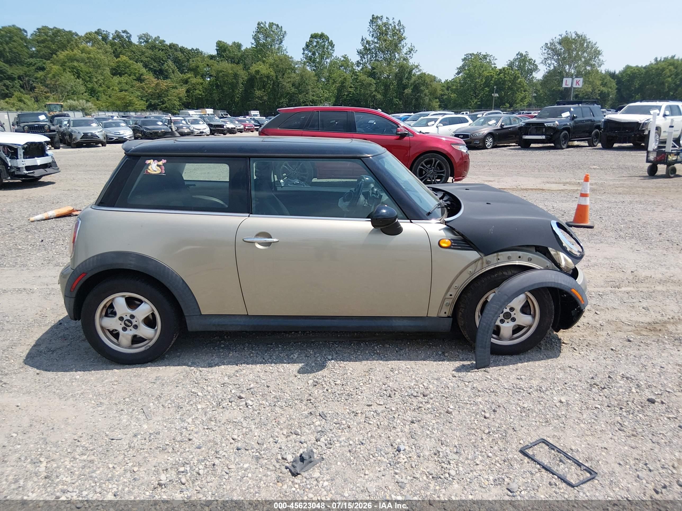2009 Mini Cooper   Gold vin: WMWMF33529TU71388