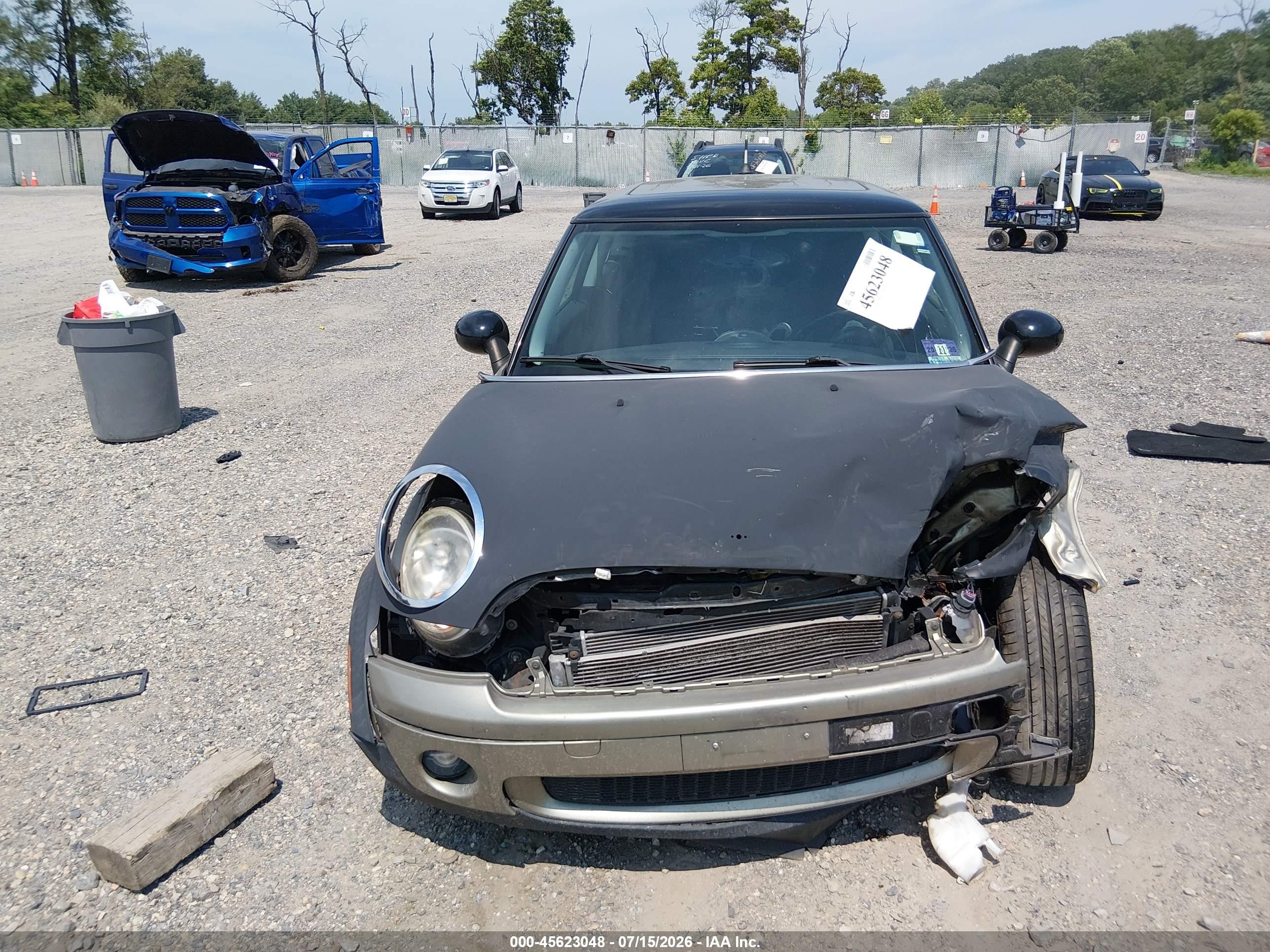 2009 Mini Cooper   Gold vin: WMWMF33529TU71388