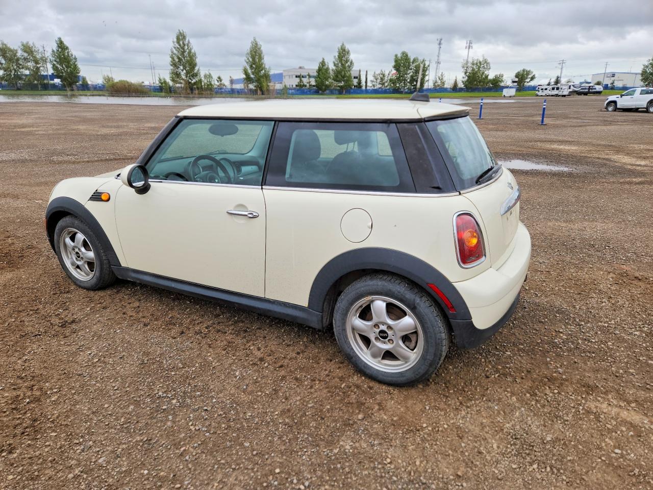 2009 Mini Cooper White vin: WMWMF33529TU74906