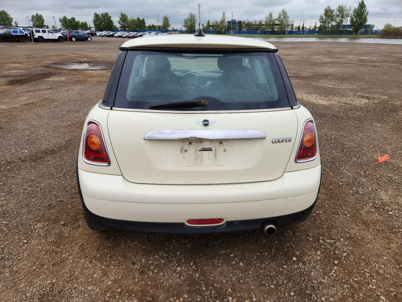 2009 Mini Cooper White vin: WMWMF33529TU74906