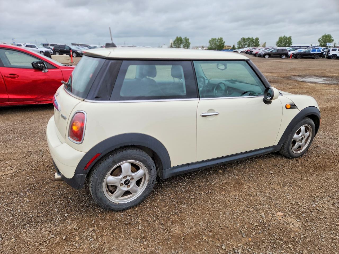 2009 Mini Cooper White vin: WMWMF33529TU74906