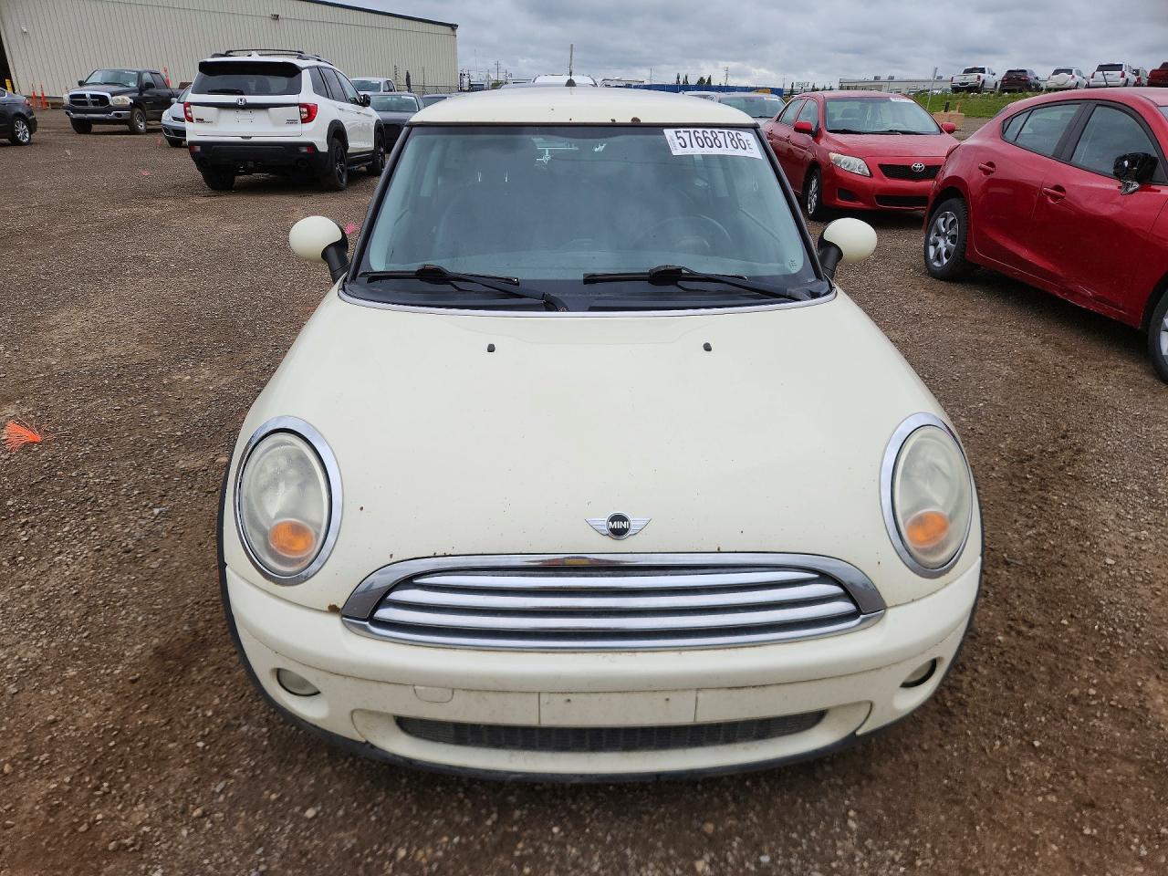 2009 Mini Cooper White vin: WMWMF33529TU74906