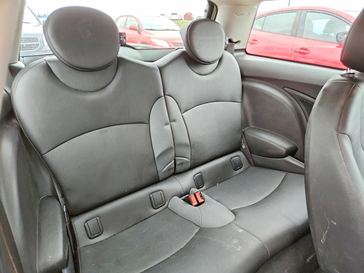 2009 Mini Cooper White vin: WMWMF33529TU74906