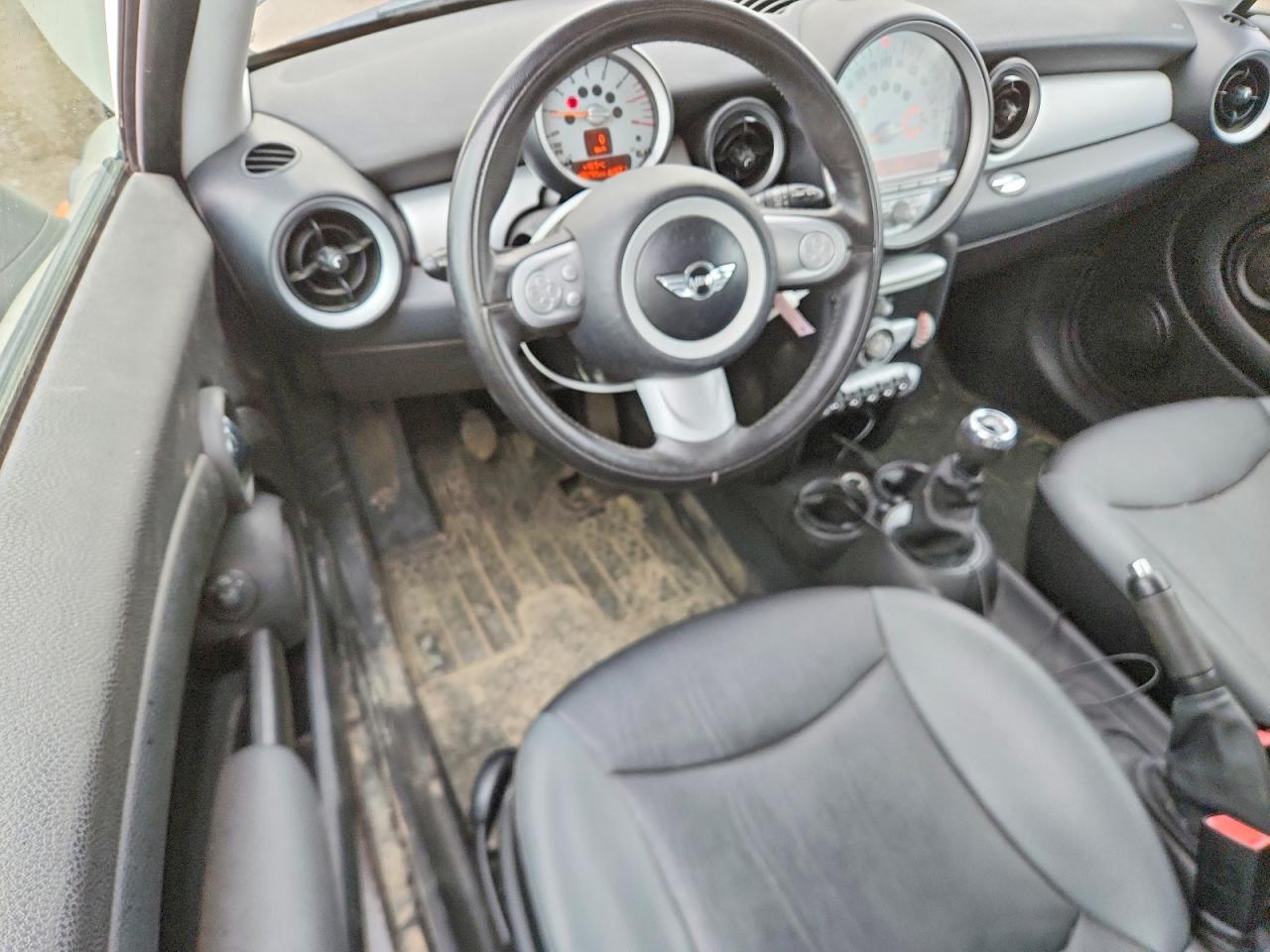 2009 Mini Cooper White vin: WMWMF33529TU74906