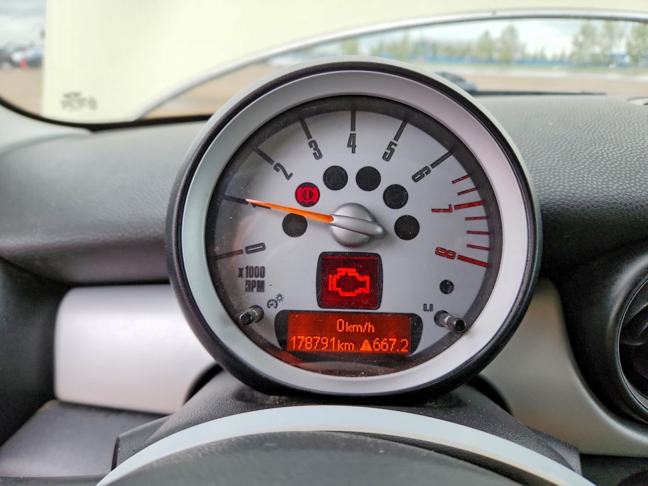 2009 Mini Cooper White vin: WMWMF33529TU74906