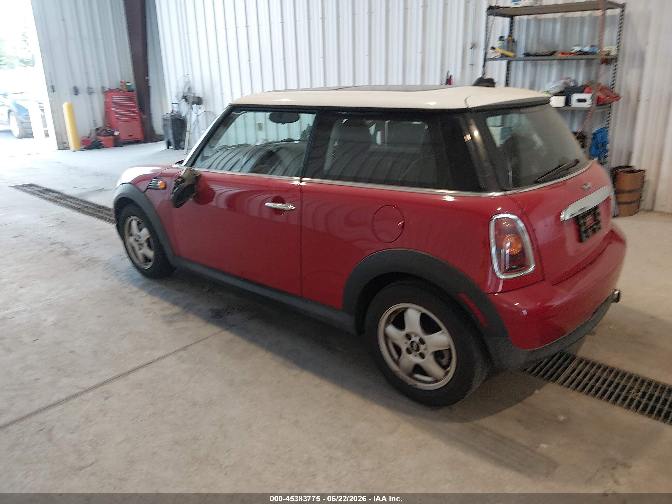 2007 Mini Cooper   Red vin: WMWMF33537TT58854