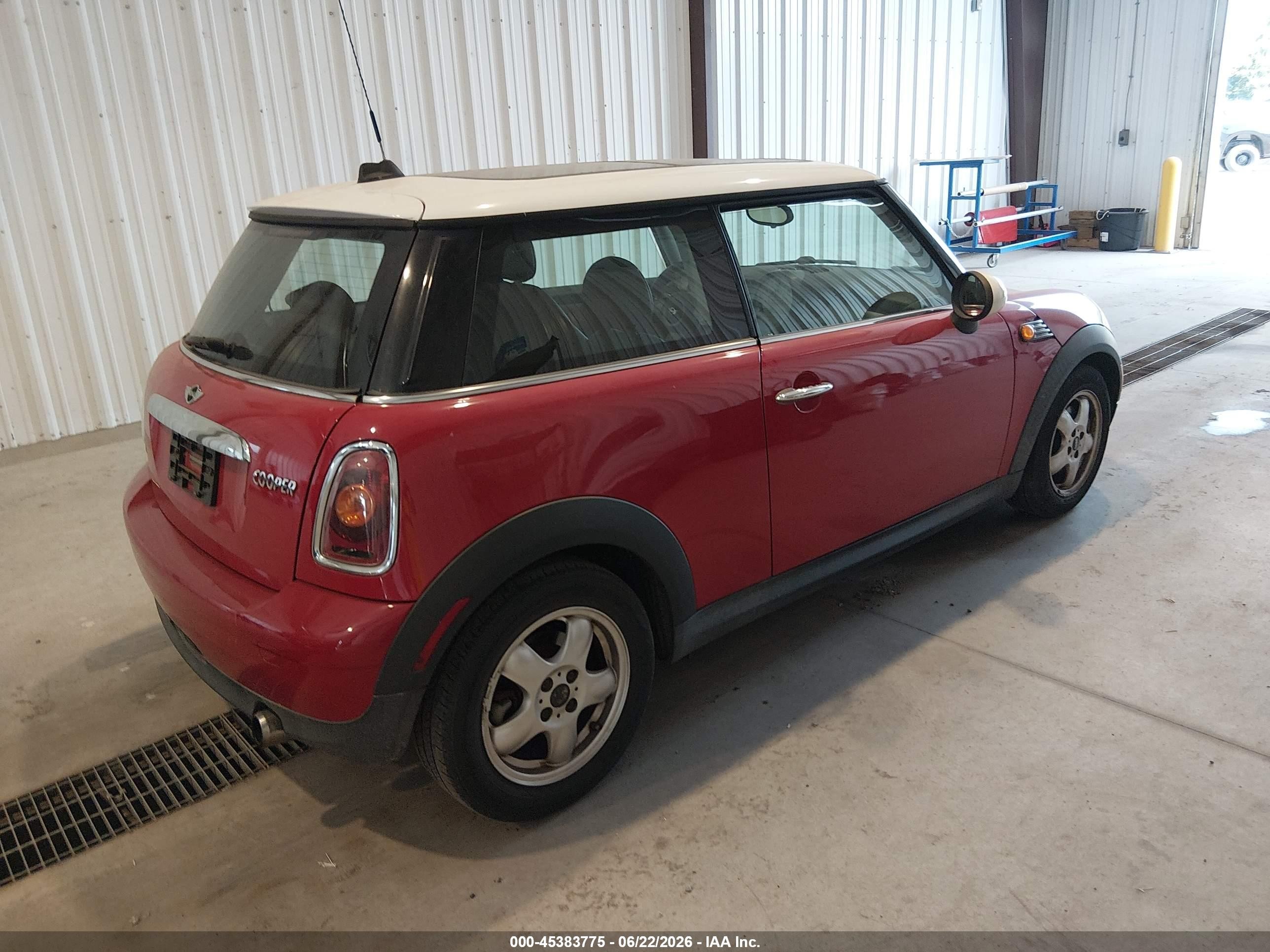2007 Mini Cooper   Red vin: WMWMF33537TT58854