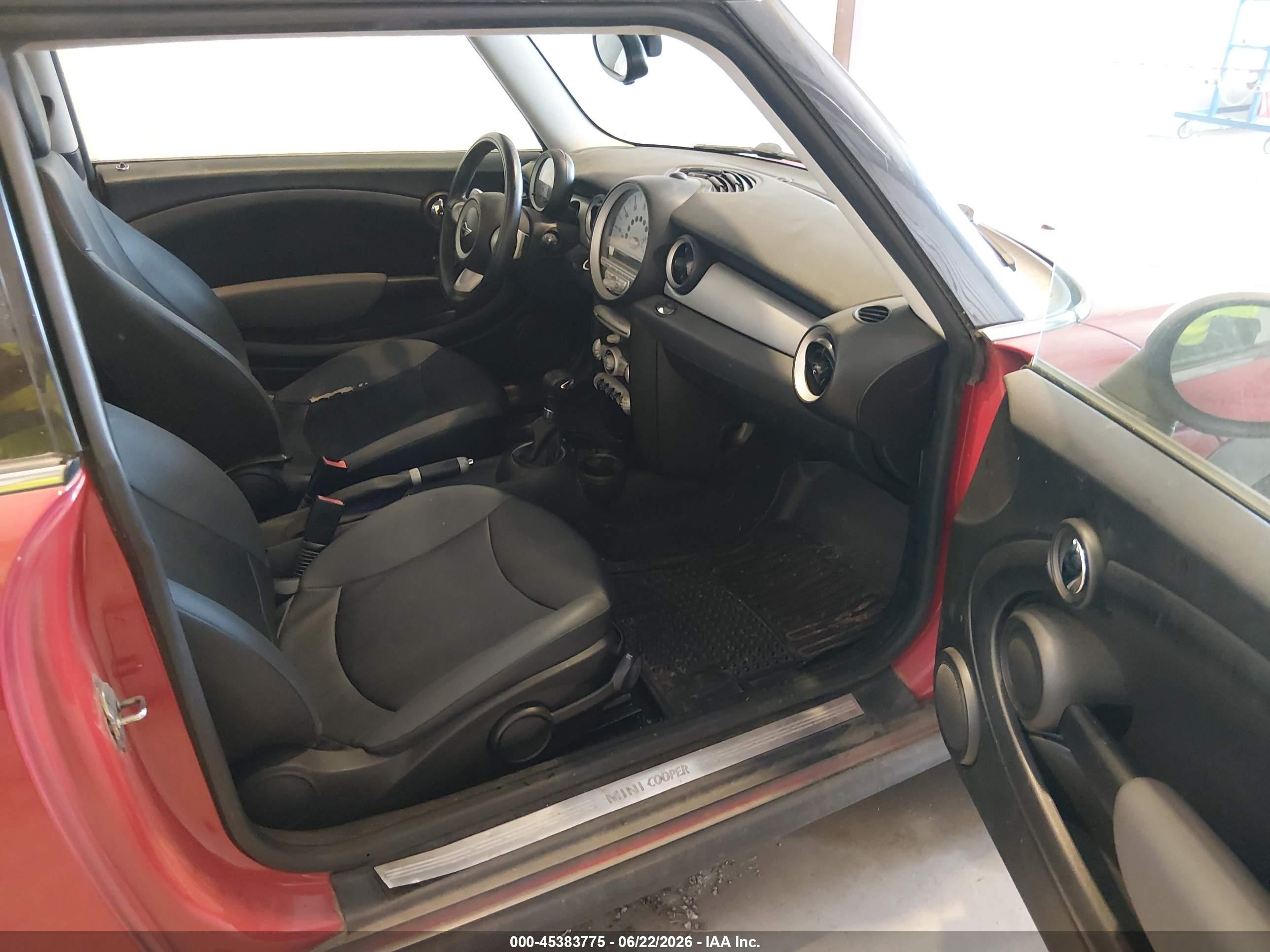 2007 Mini Cooper   Red vin: WMWMF33537TT58854