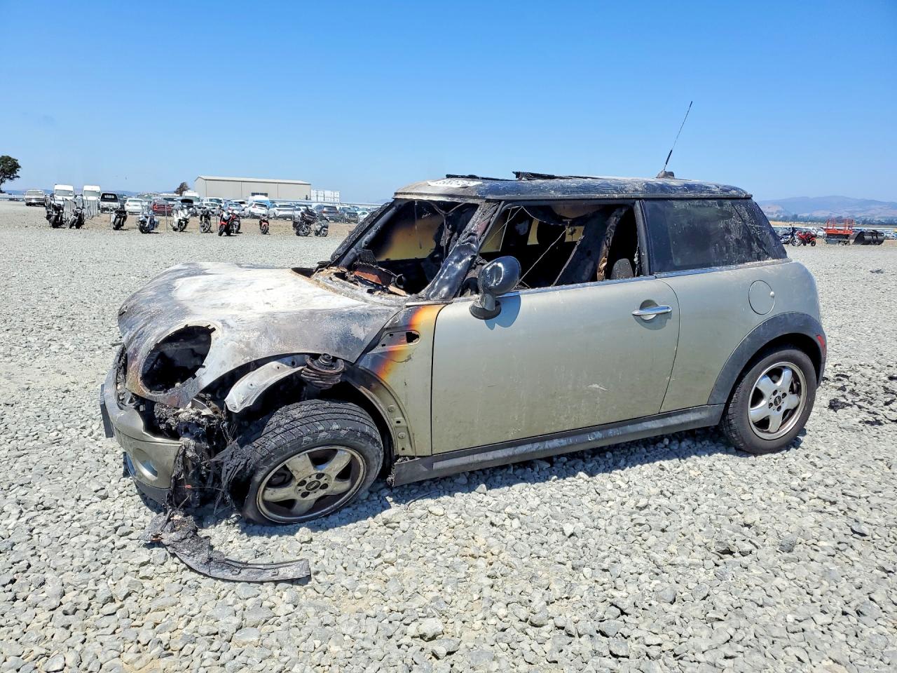 2008 Mini Cooper Silver vin: WMWMF33538TT61917