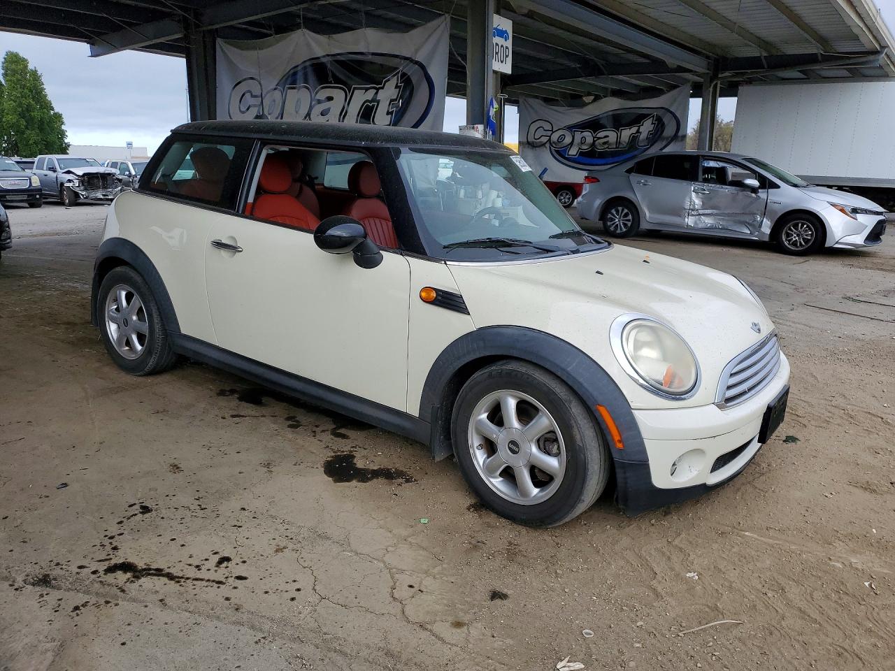 2008 Mini Cooper Cream vin: WMWMF33538TT64767