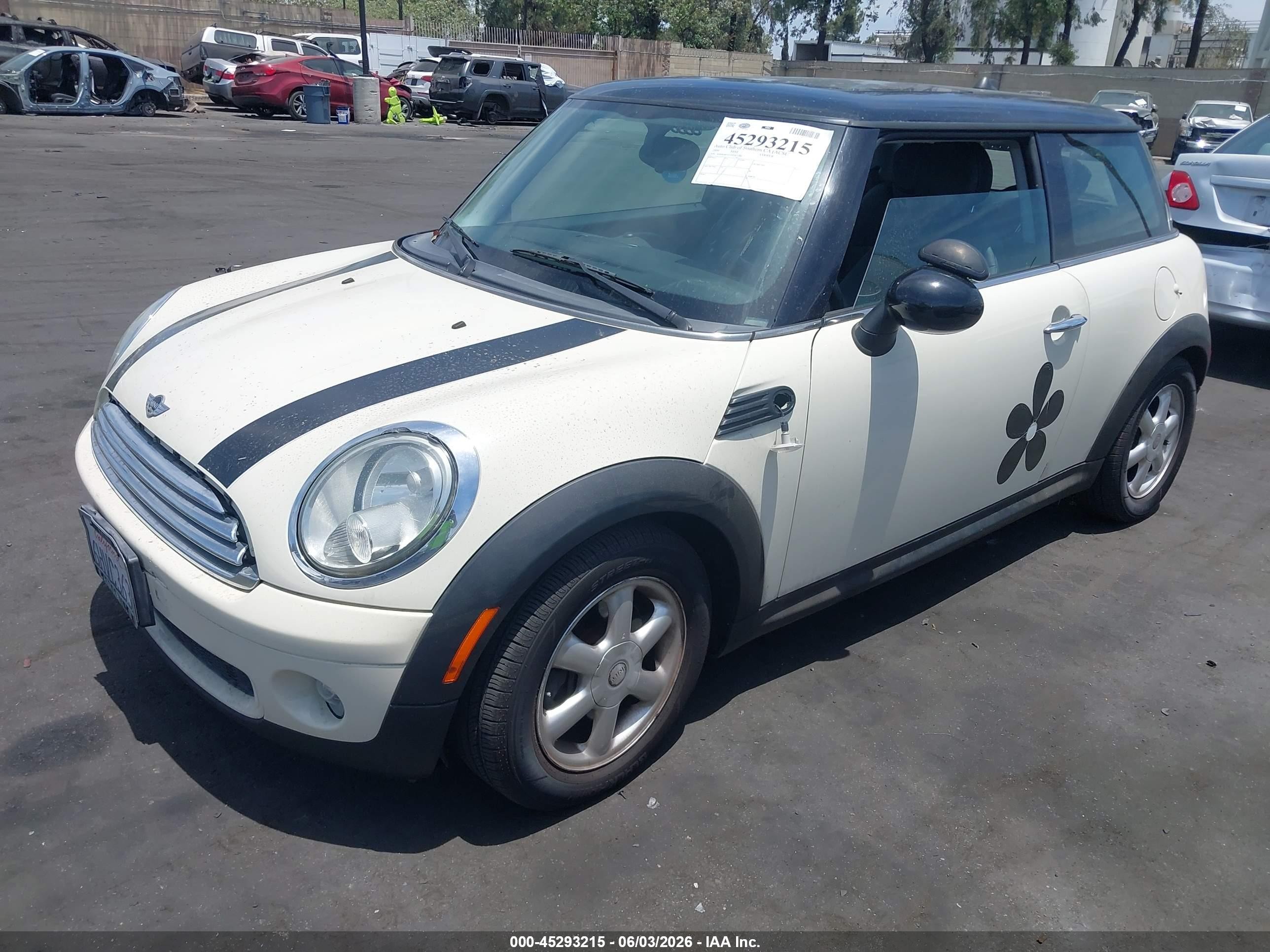 2009 Mini Cooper   Beige vin: WMWMF33539TW77786