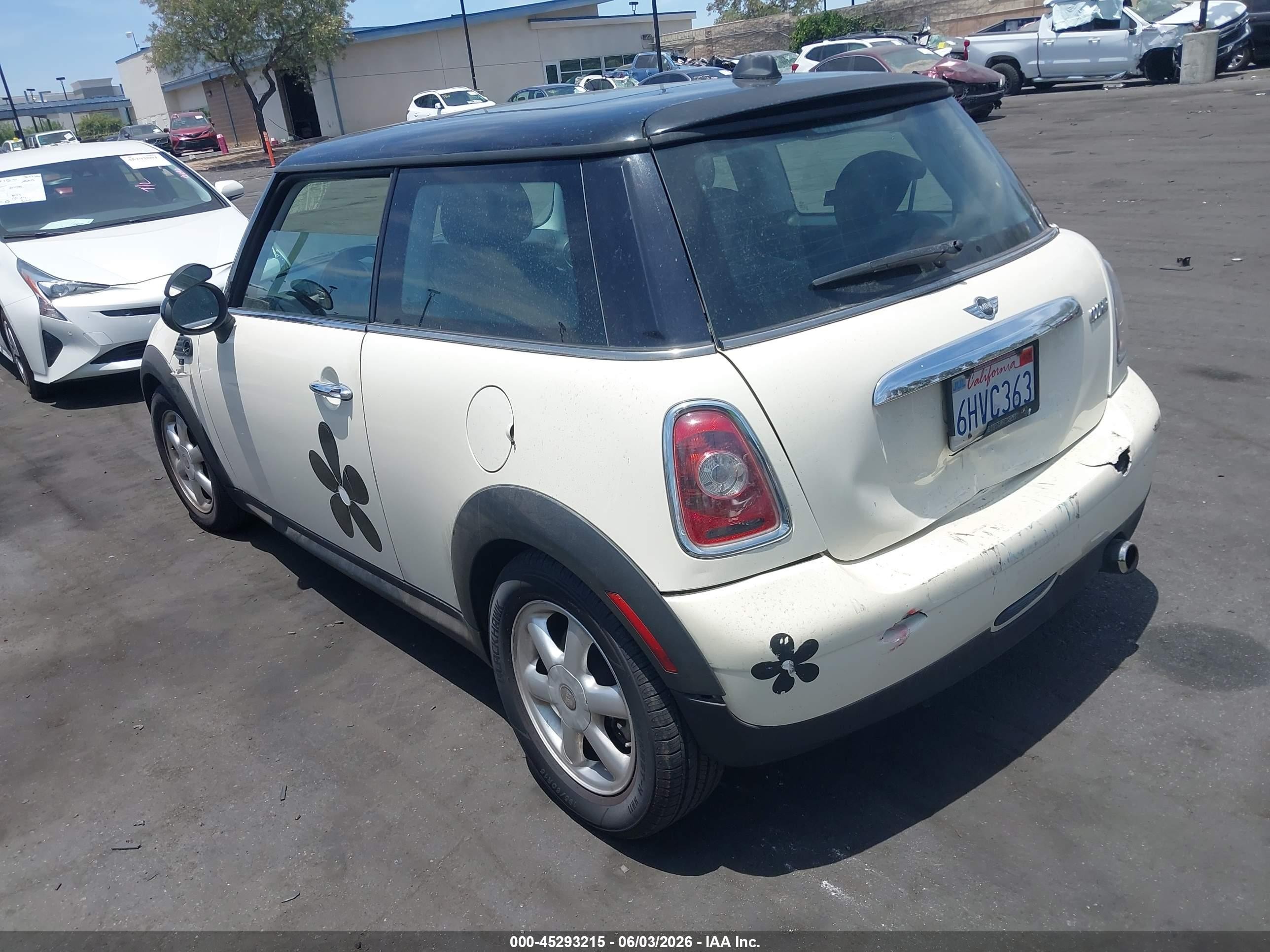 2009 Mini Cooper   Beige vin: WMWMF33539TW77786