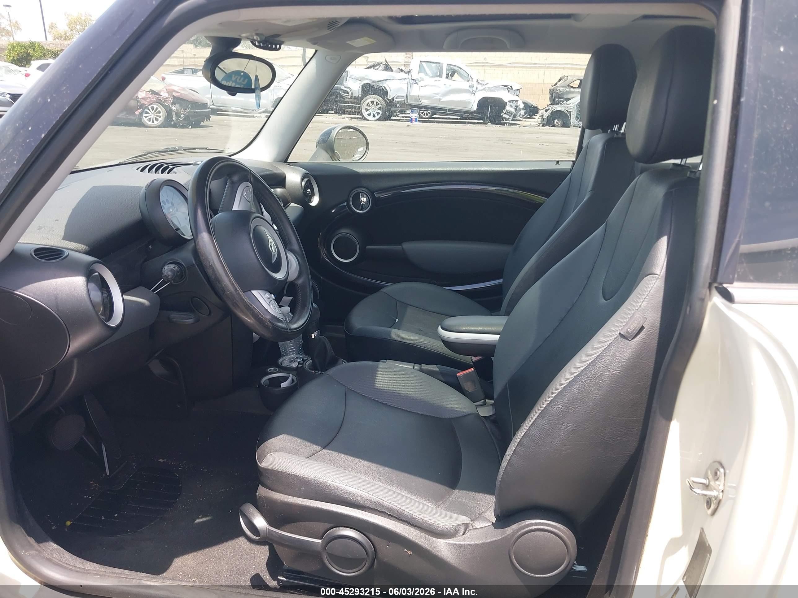 2009 Mini Cooper   Beige vin: WMWMF33539TW77786