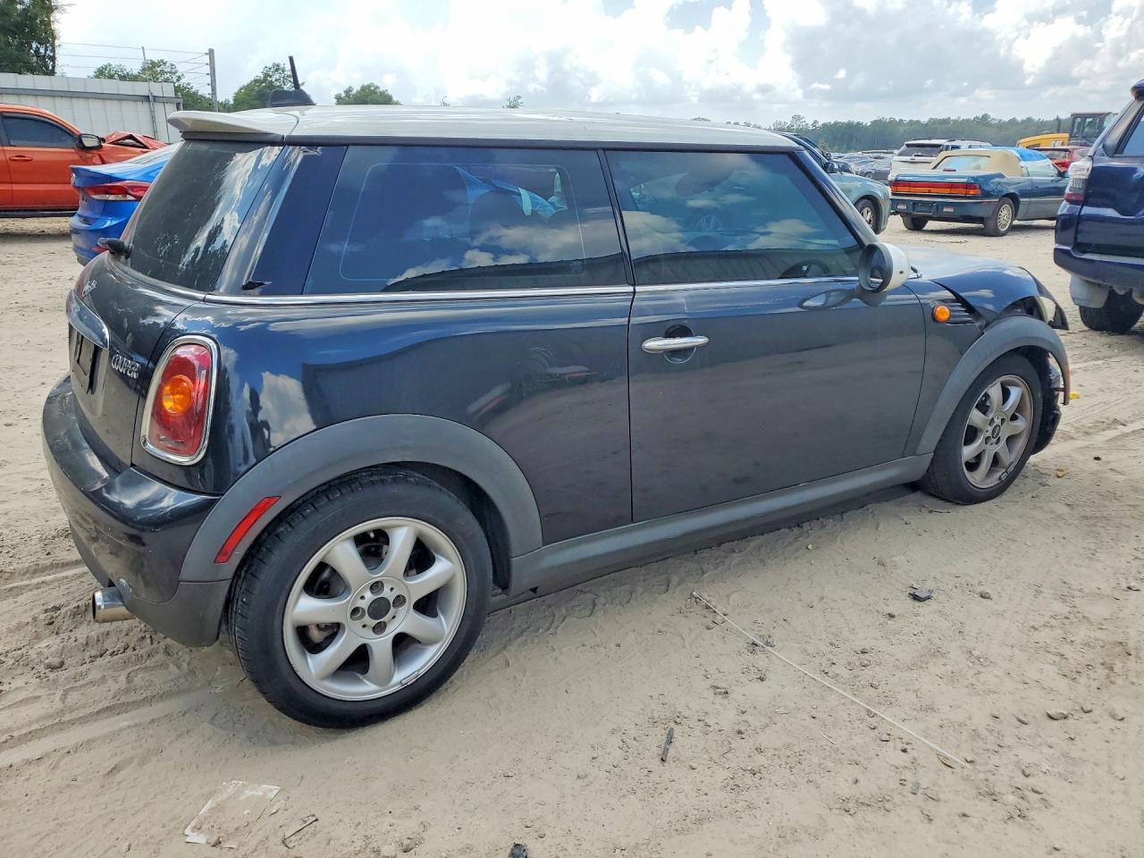 2007 Mini Cooper Black vin: WMWMF33547TU62706