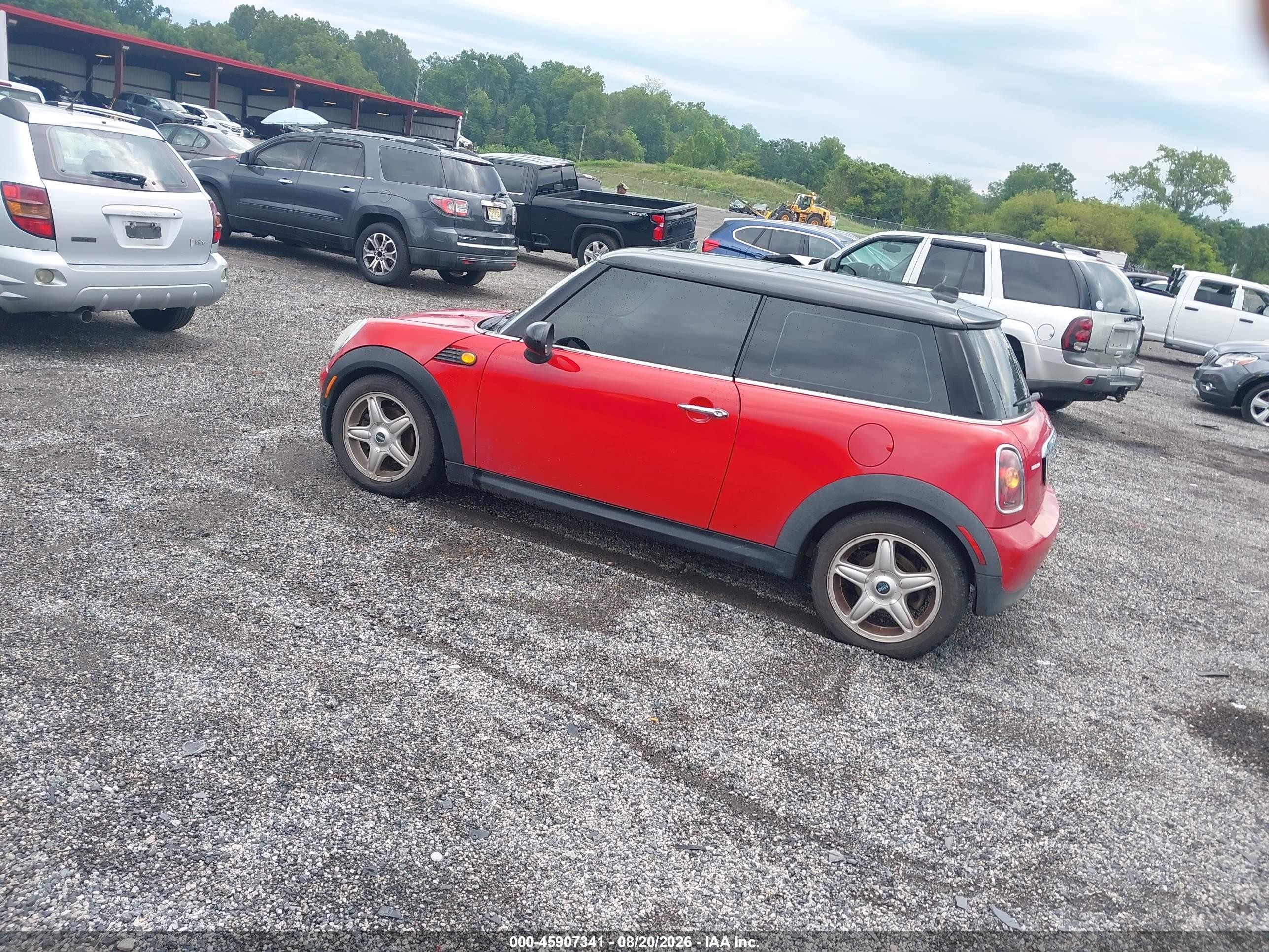2009 Mini Cooper   Red vin: WMWMF33549TT69056
