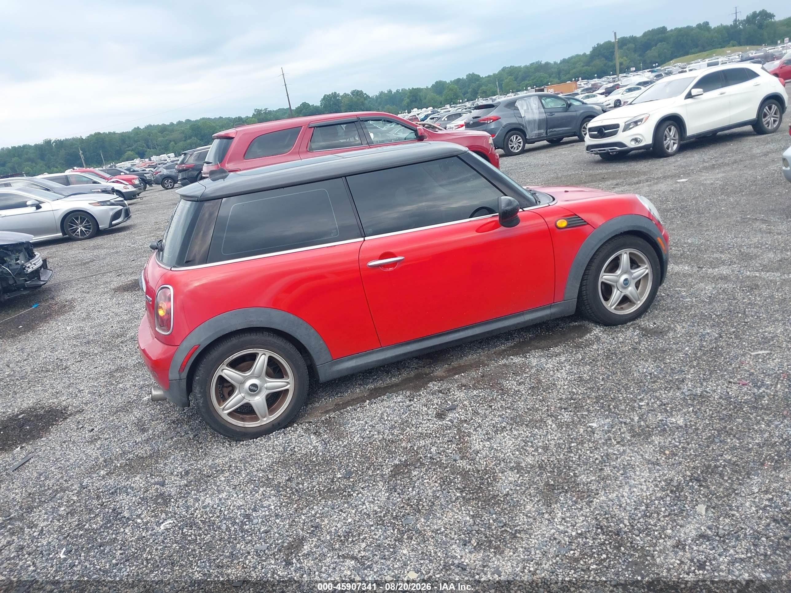 2009 Mini Cooper   Red vin: WMWMF33549TT69056