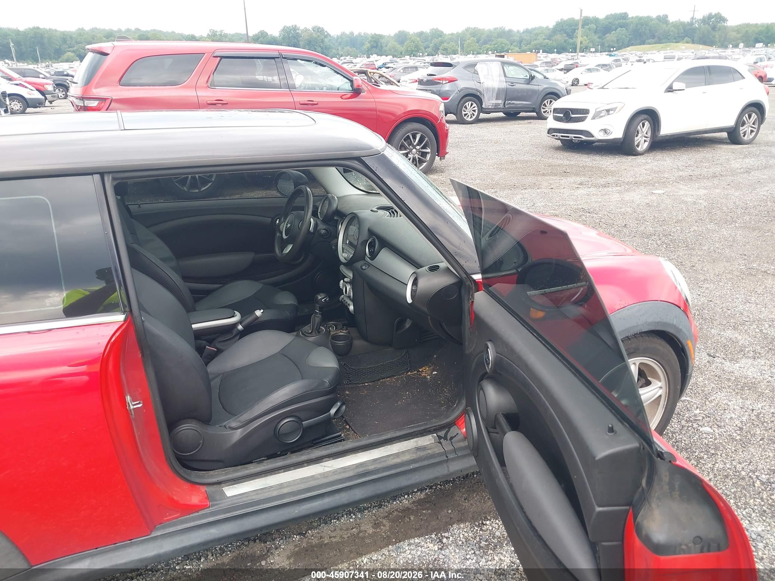 2009 Mini Cooper   Red vin: WMWMF33549TT69056