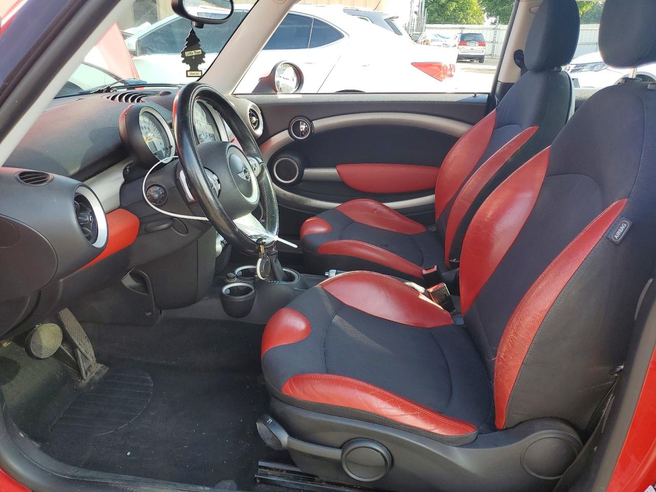 2007 Mini Cooper Red vin: WMWMF33557TT51758