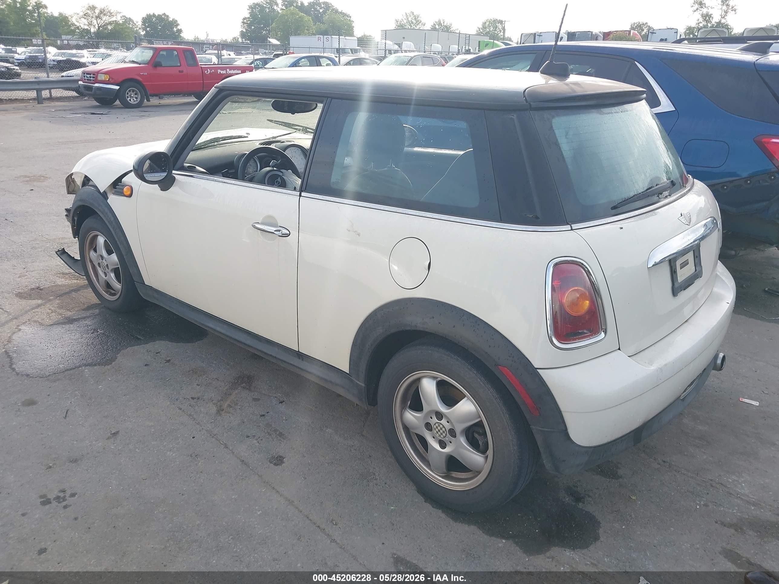 2007 Mini Cooper   White vin: WMWMF33557TT59164
