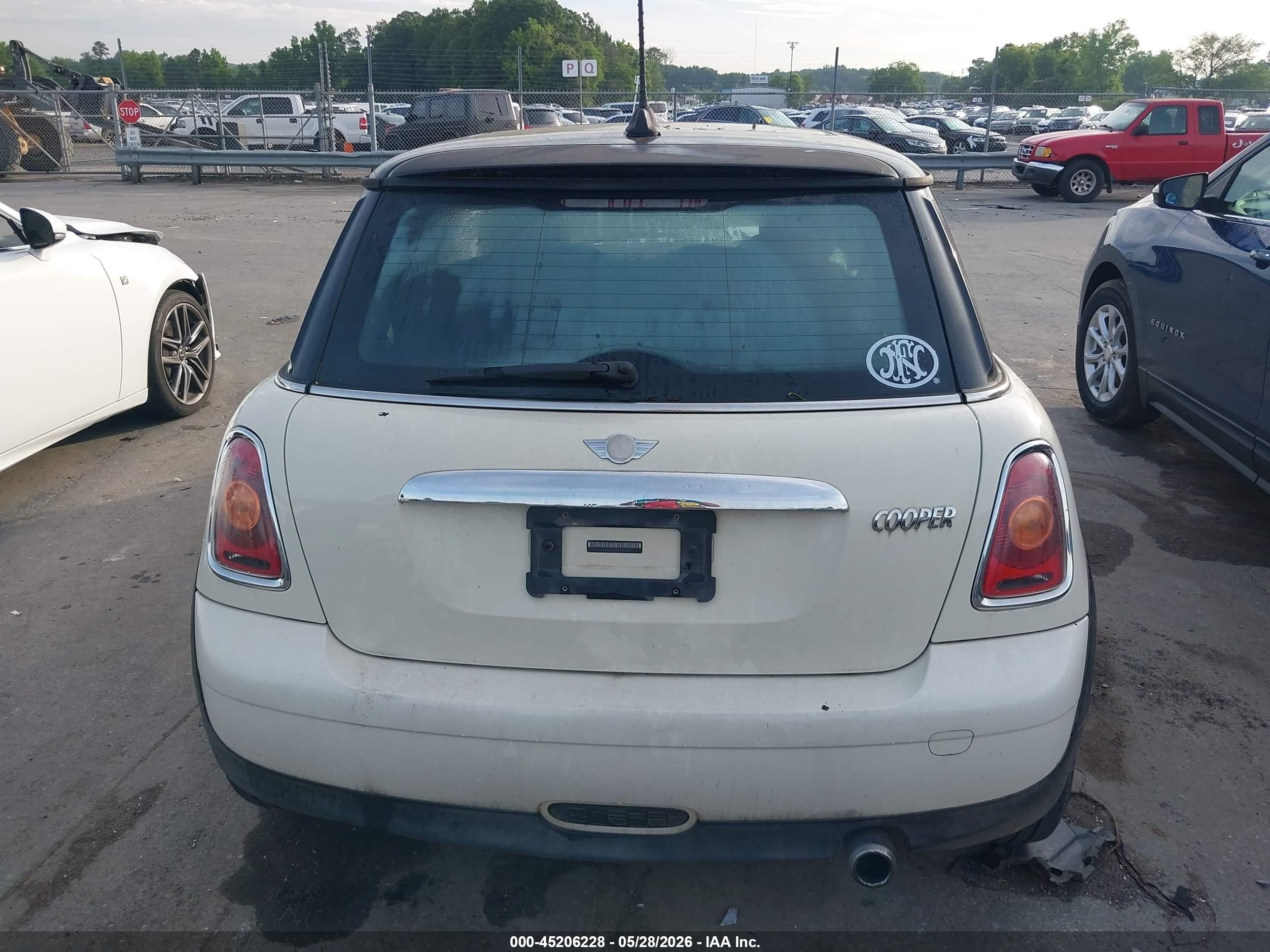 2007 Mini Cooper   White vin: WMWMF33557TT59164