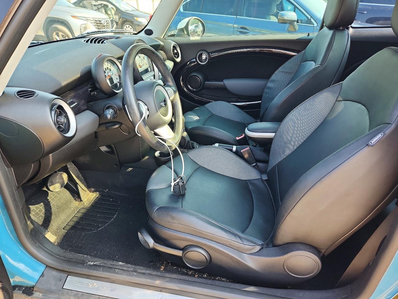 2008 Mini Cooper Blue vin: WMWMF33558TT68190