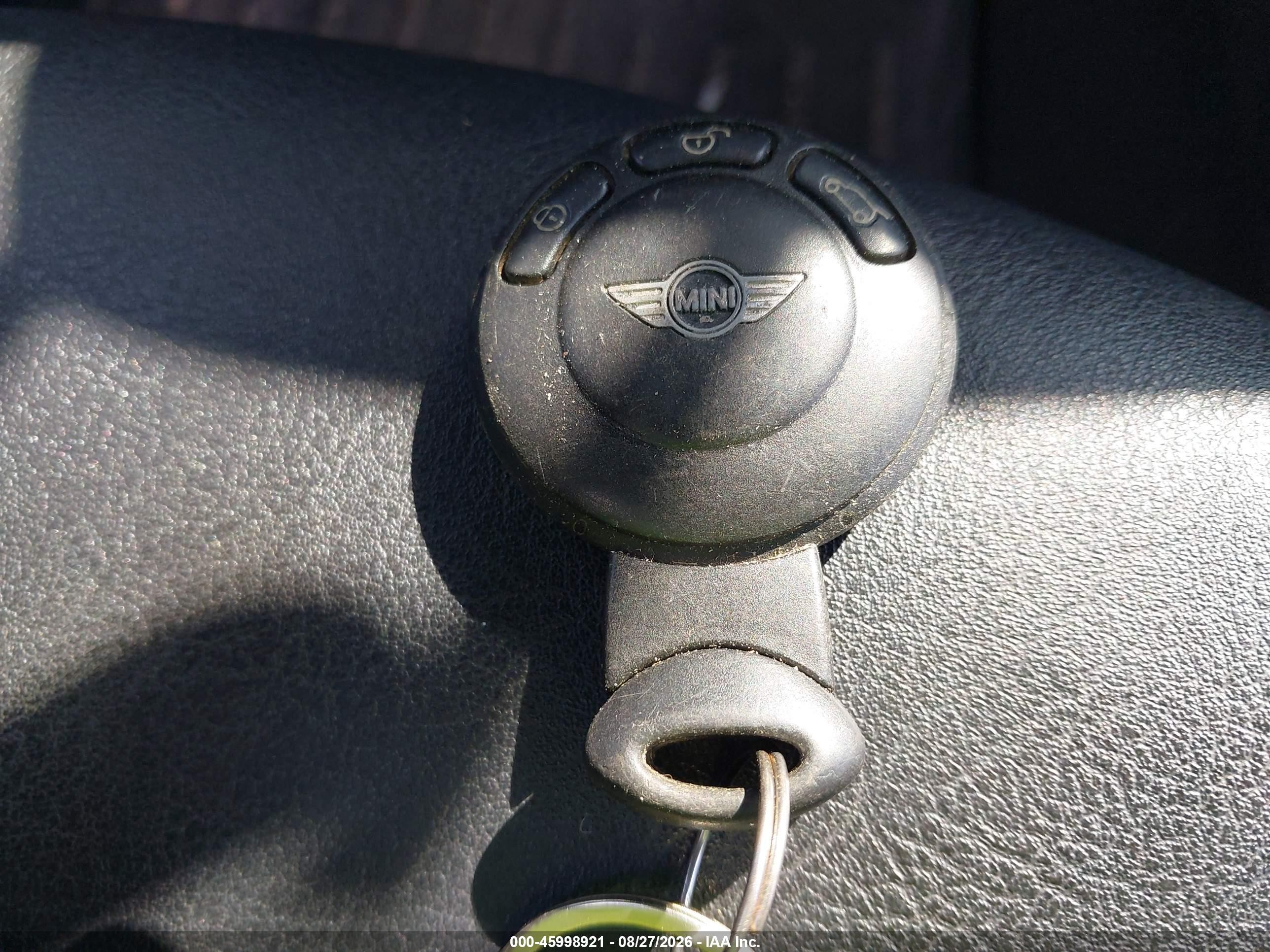 2007 Mini Cooper   Красный vin: WMWMF33567TU60200