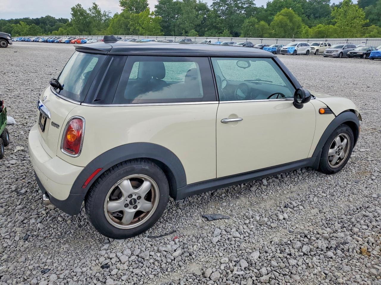 2007 Mini Cooper Cream vin: WMWMF33567TU62741