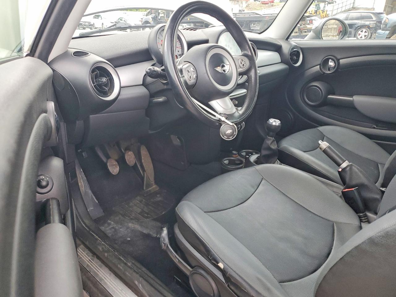 2007 Mini Cooper Cream vin: WMWMF33567TU62741