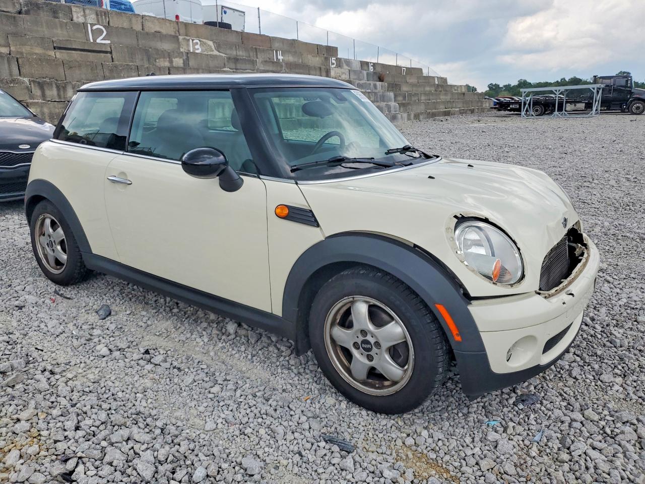 2007 Mini Cooper Cream vin: WMWMF33567TU62741